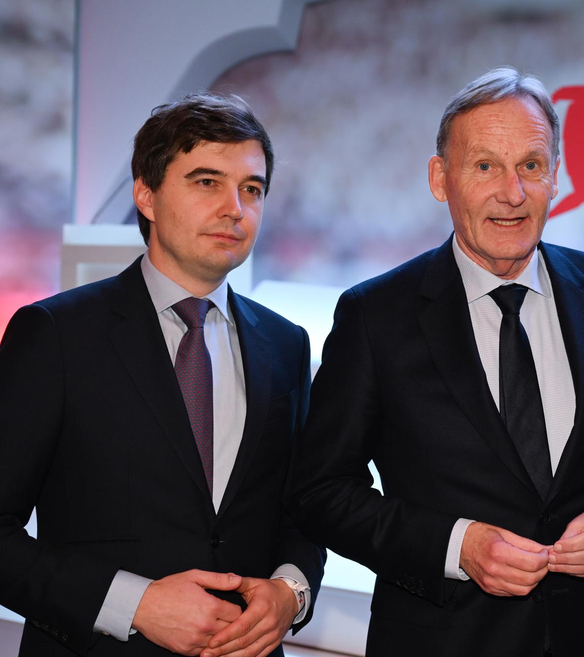 Hans-Joachim Watzke (Borussia Dortmund, M), Sprecher des Präsidiums der DFL, steht beim Neujahrsempfang der Deutschen Fußball Liga (DFL) im Gesellschaftshaus des Palmengartens mit Marc Lenz (r) und Steffen Merkel, beide sind DFL-Geschäftsführer, zusammen.