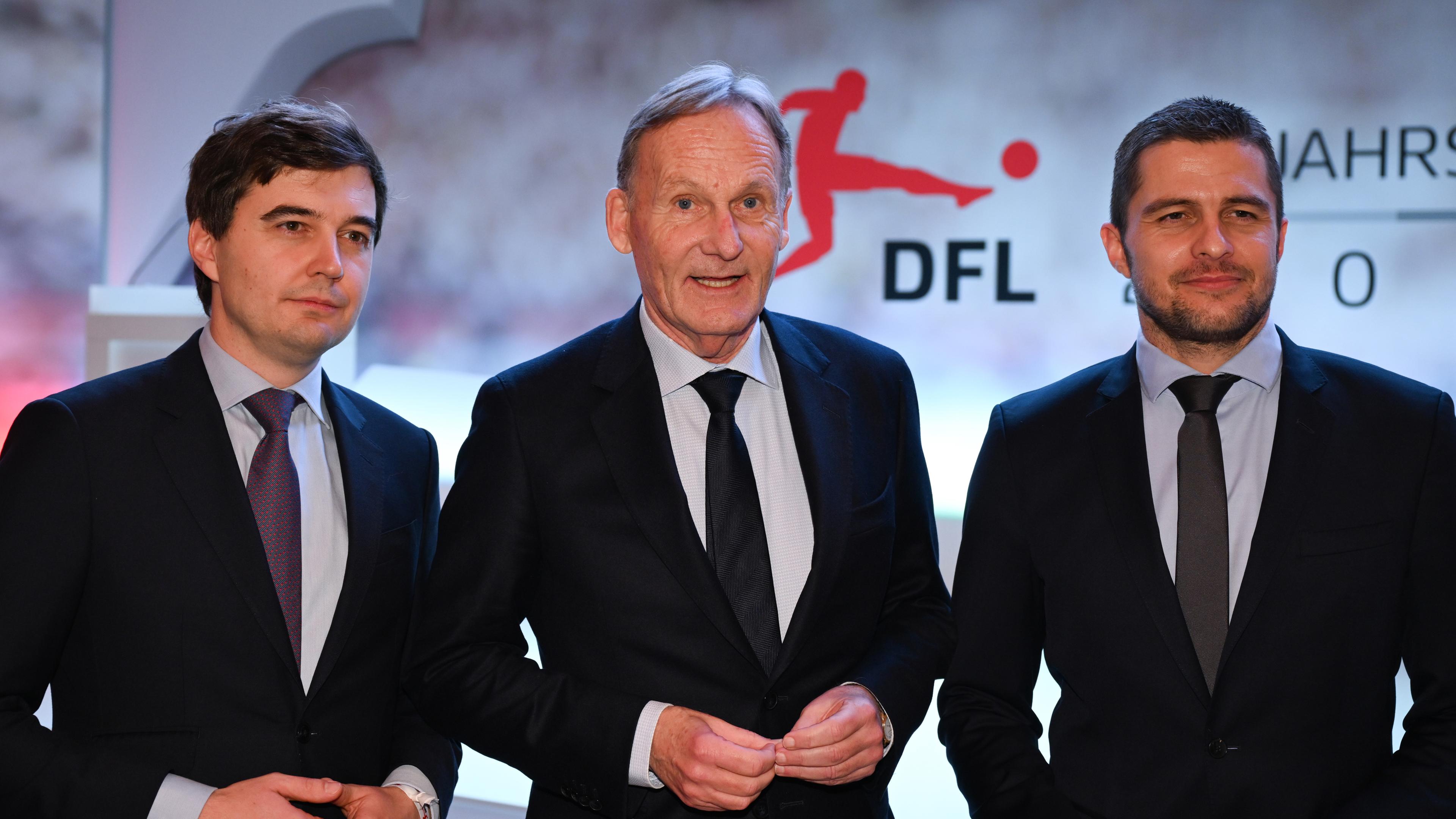 Hans-Joachim Watzke (Borussia Dortmund, M), Sprecher des Präsidiums der DFL, steht beim Neujahrsempfang der Deutschen Fußball Liga (DFL) im Gesellschaftshaus des Palmengartens mit Marc Lenz (r) und Steffen Merkel, beide sind DFL-Geschäftsführer, zusammen.