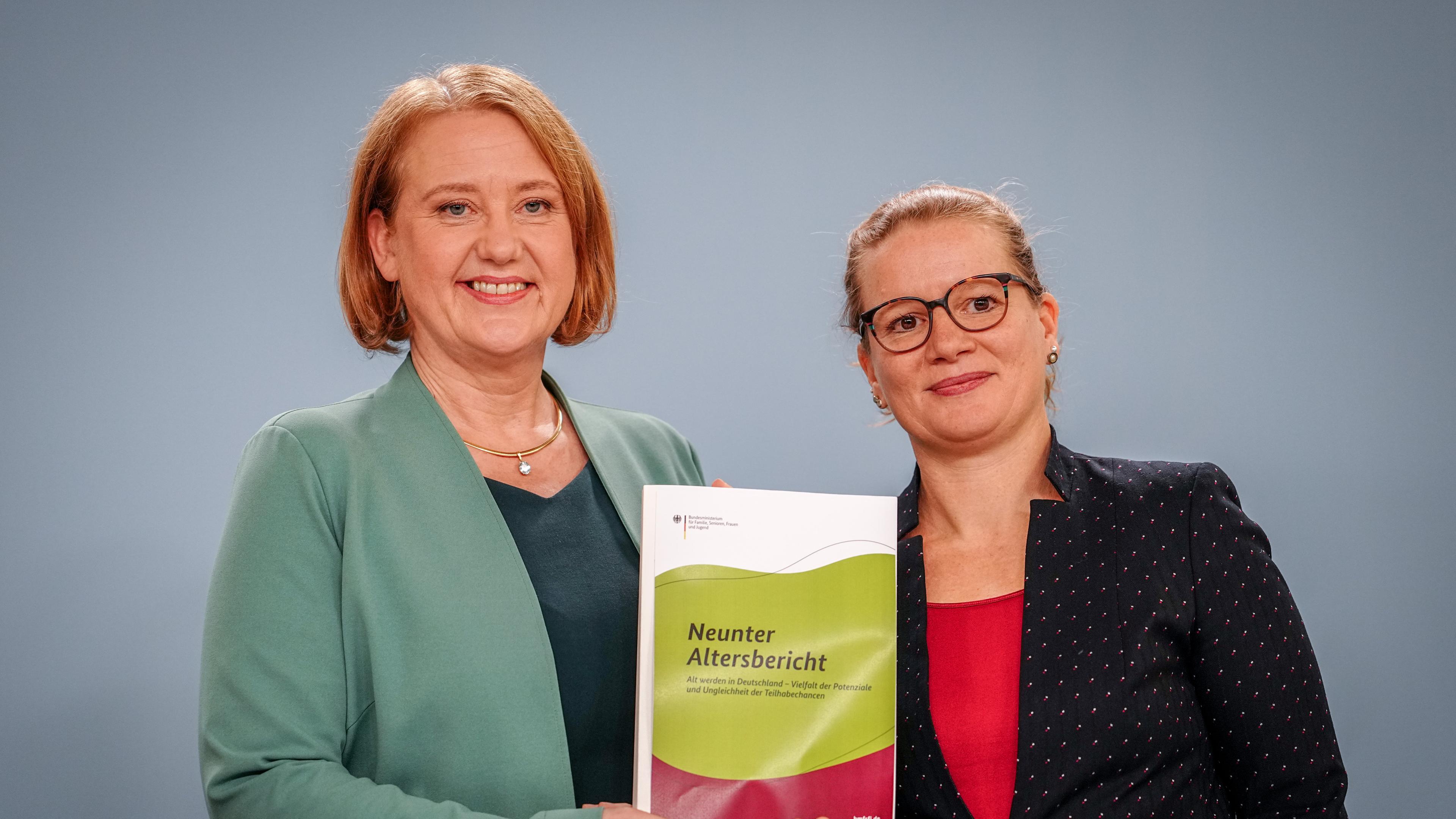 08.01.2025, Berlin: Lisa Paus (l, Bündnis 90/Die Grünen), Bundesministerin für Familie, Senioren, Frauen und Jugend, und Martina Brandt, Vorsitzende der Berichtskommission, stellen den neunten Altersbericht vor. 