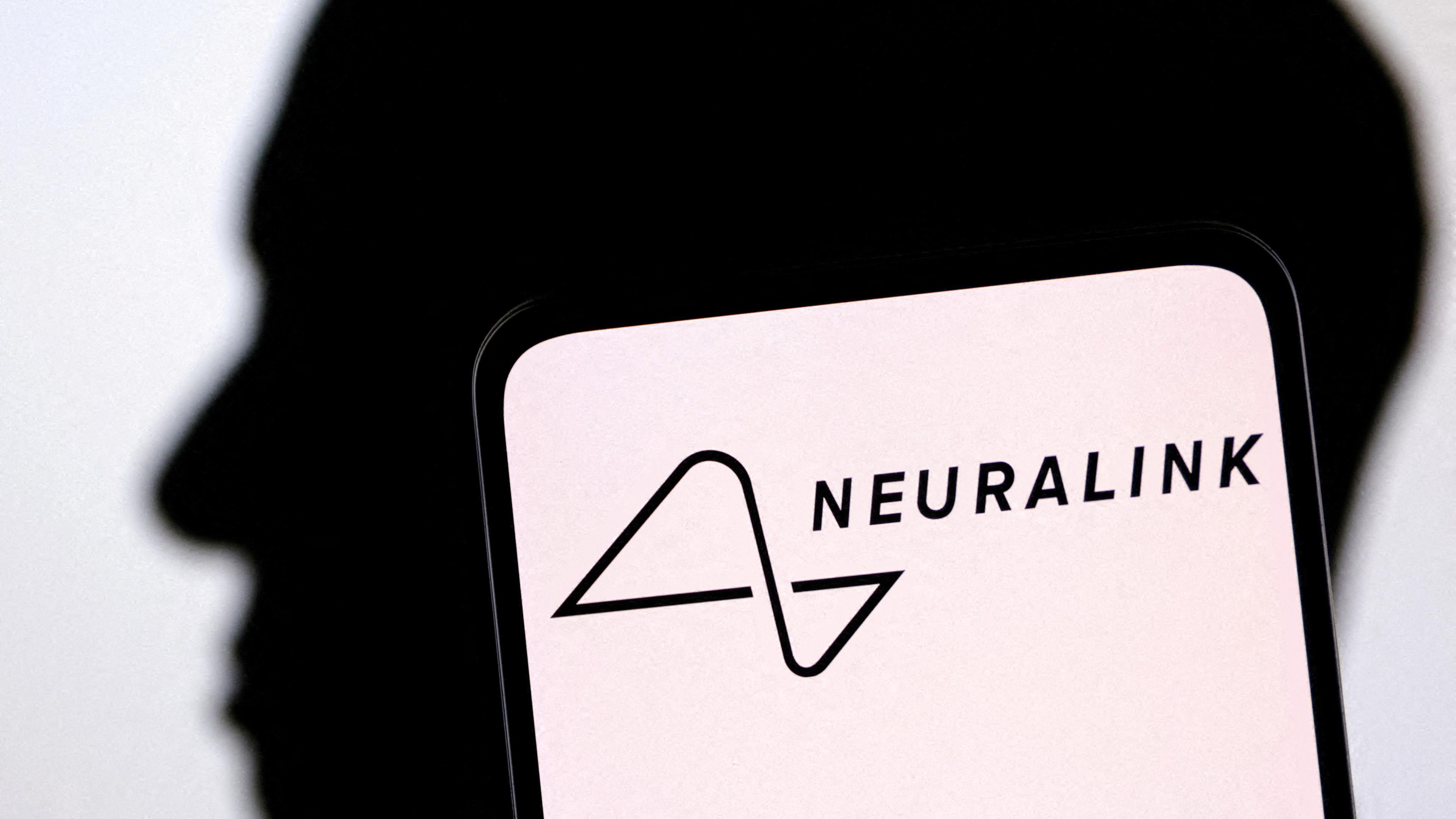 Neuralink-Symbol vor einer Silhouette