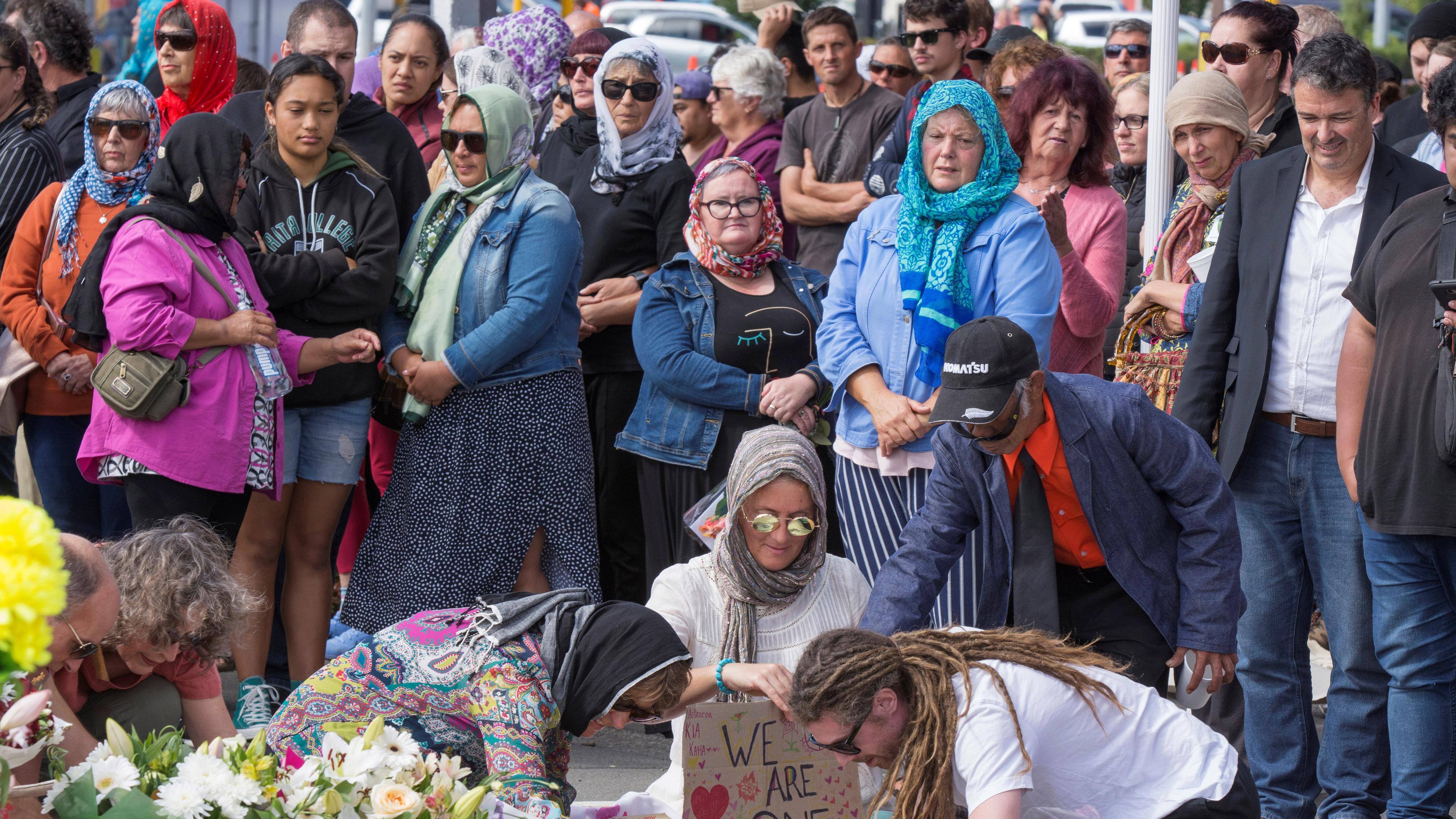 Trauerfeier In Neuseeland Imam Dankt Mit Einfachem Tuch Die Ehre Erwiesen Zdfheute