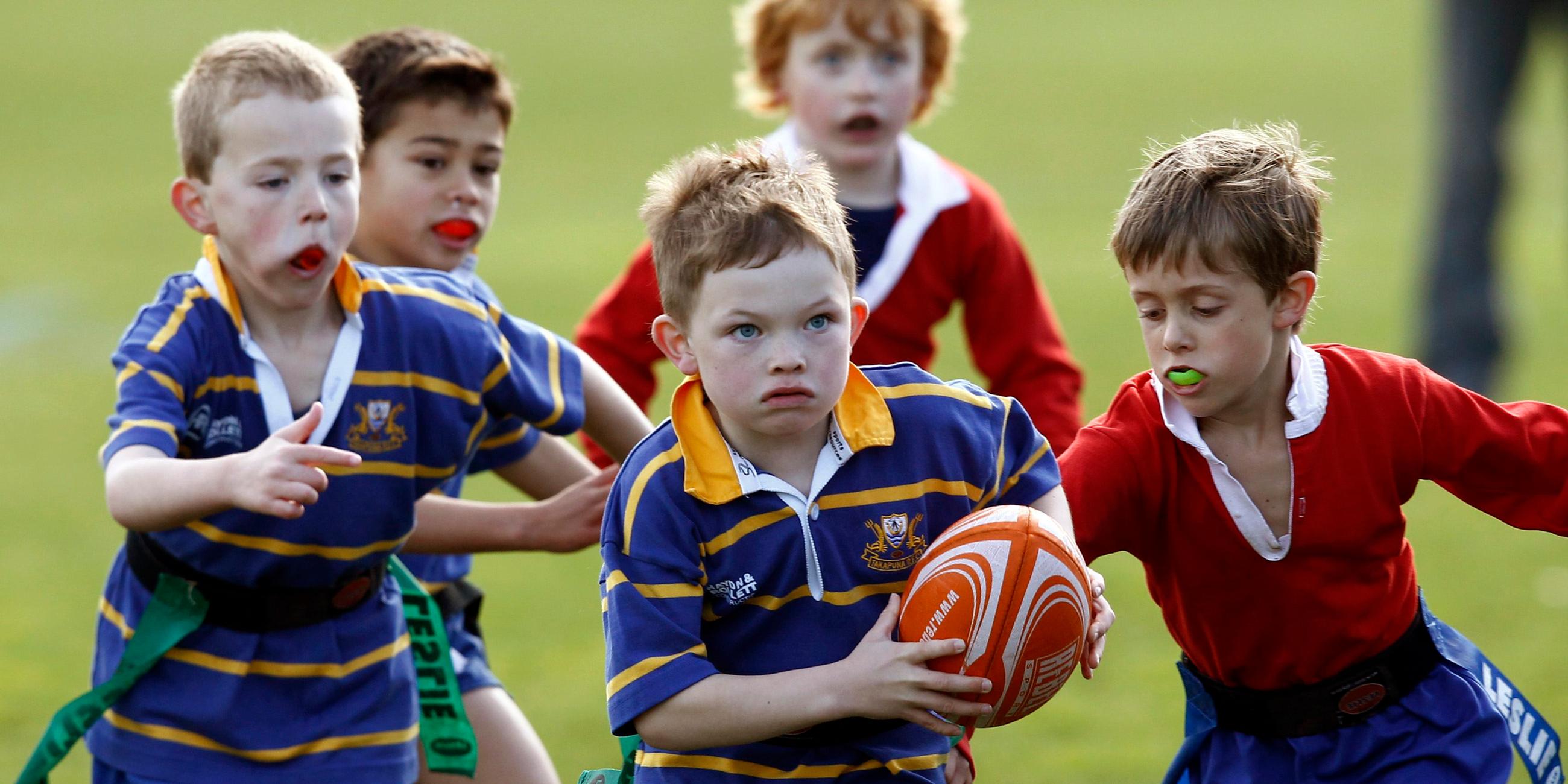 Kinder beim Rugby spielen