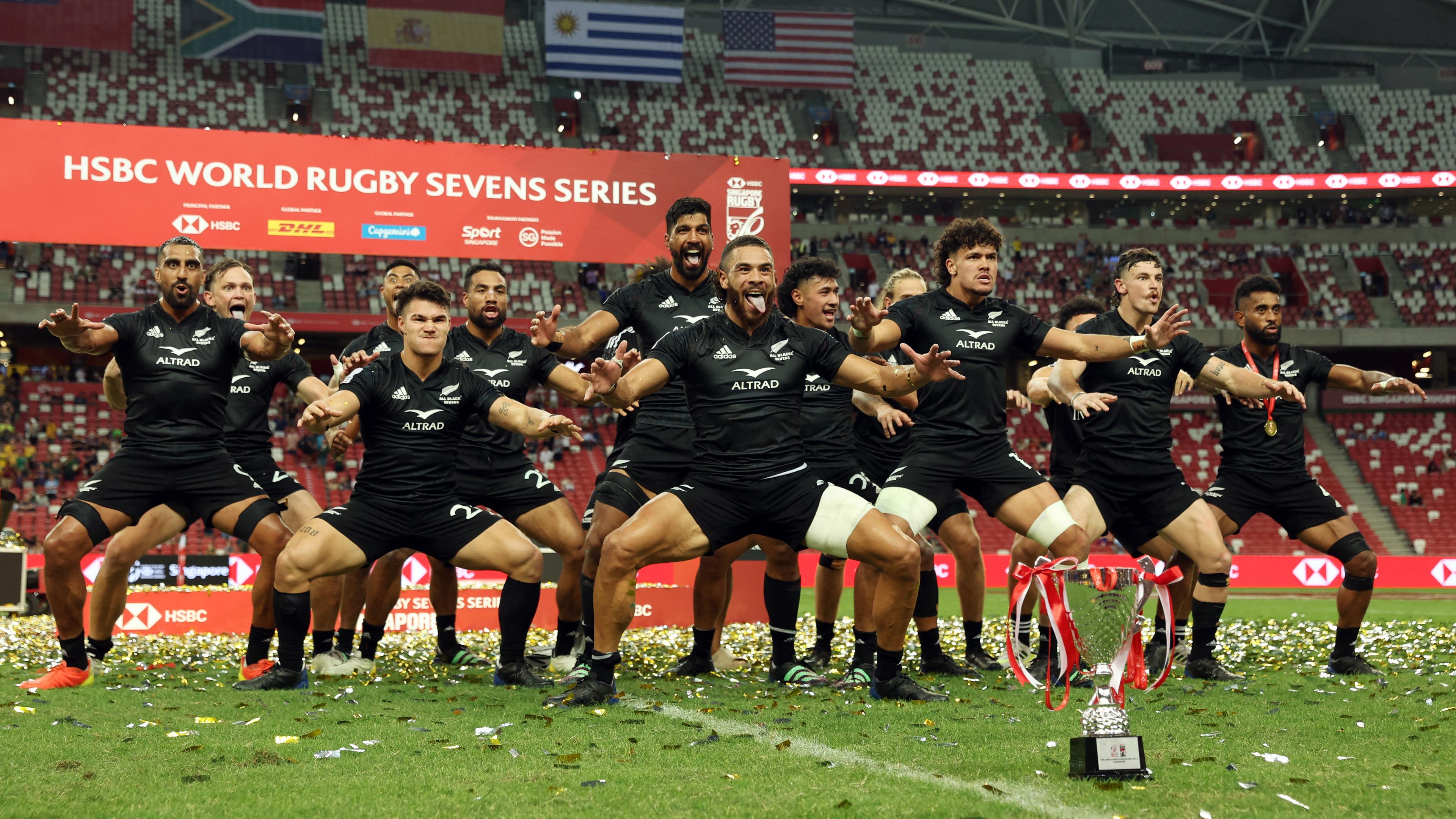 Die neuseeländlische Rugby-Mannschaft macht den Haka nach ihrem Sieg. 