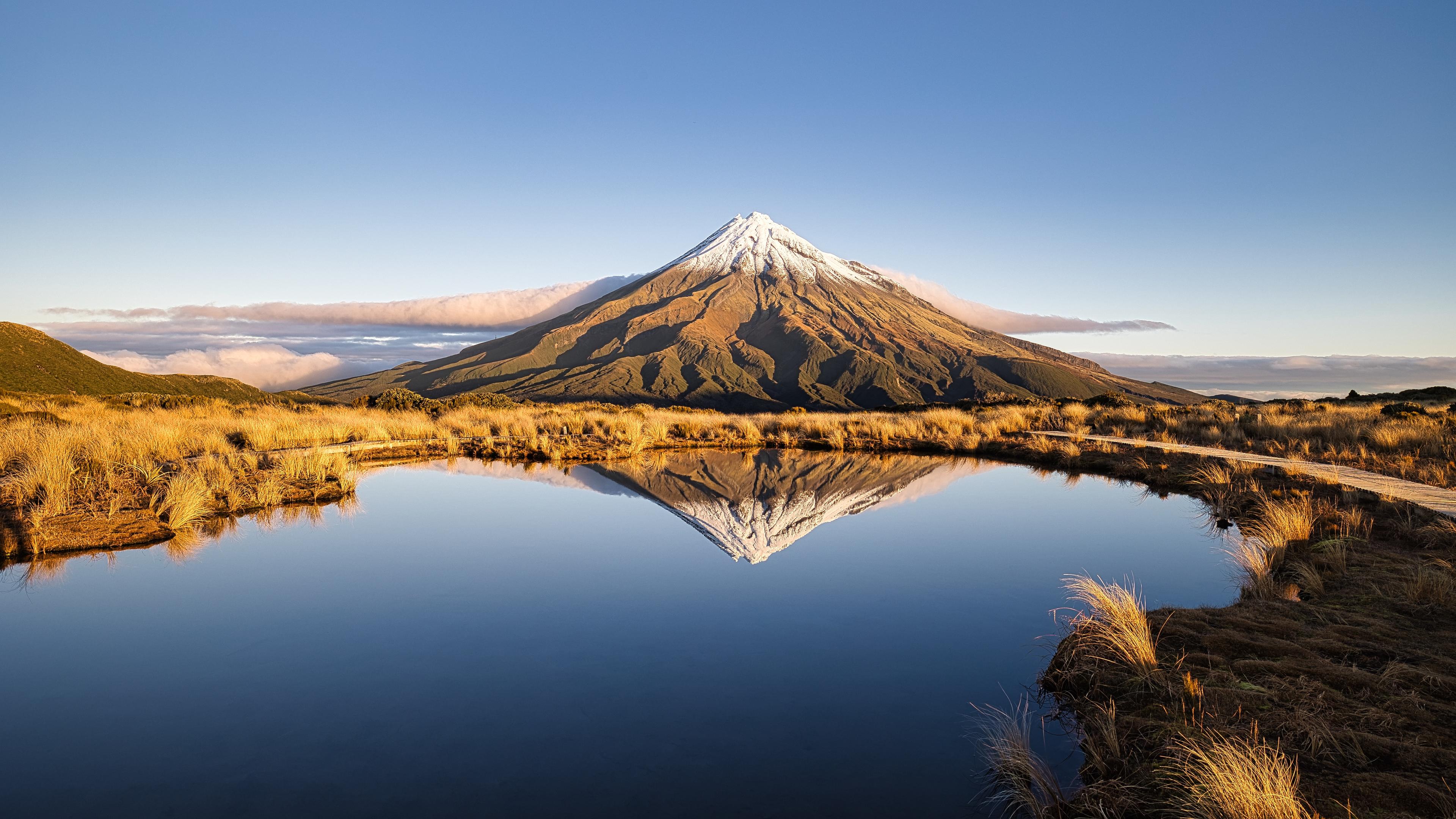 Der Vulkan Taranaki bei Wellington, Neuseeland, spiegelt sich in einem See. 