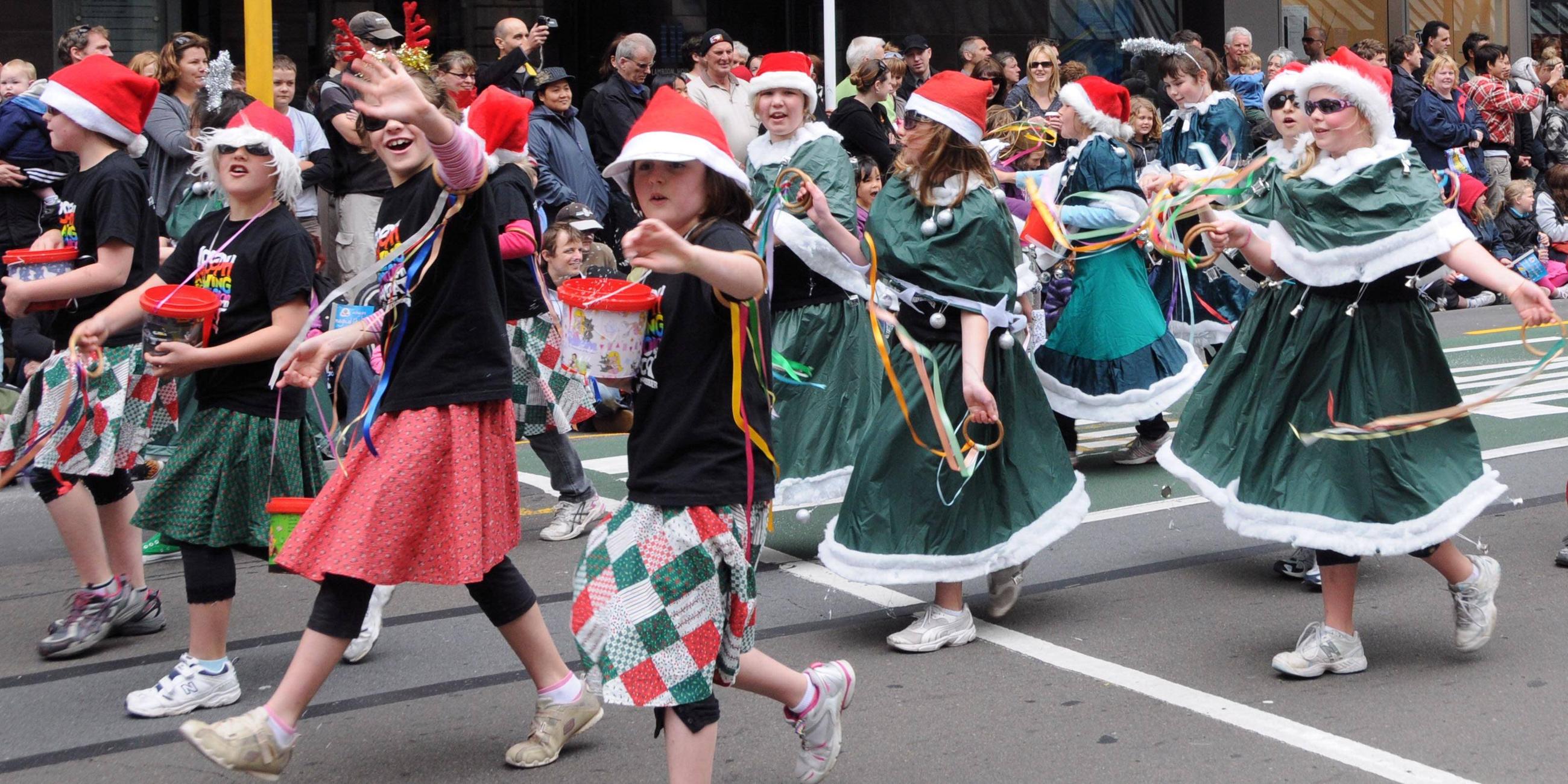 Kinder nehmen an einer Weihnachtsparade in Wellington teil