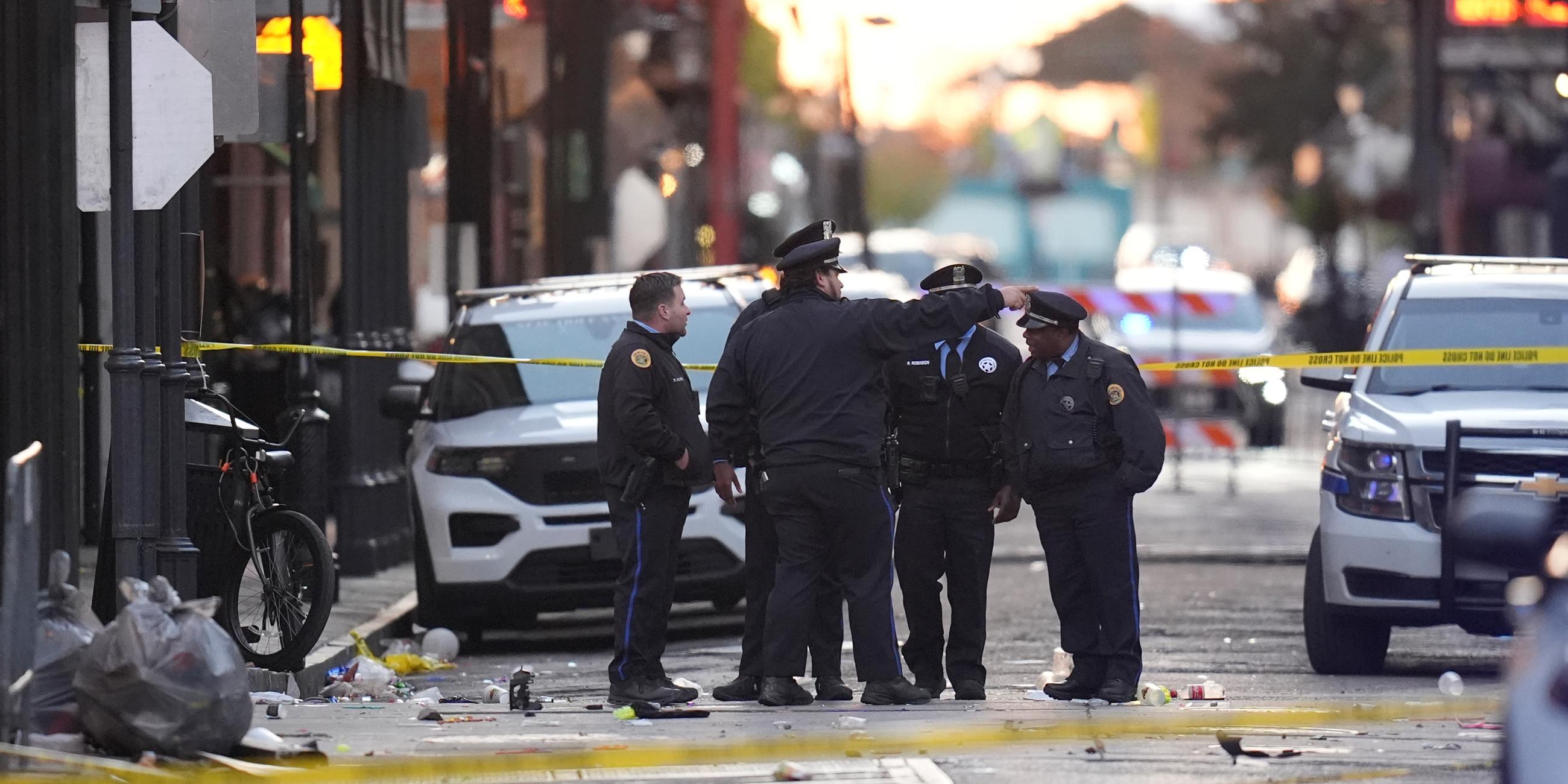 USA, New Orleans: Rettungskräfte sind vor Ort, nachdem ein Fahrzeug auf dem Canal und der Bourbon Street in New Orleans in eine Menschenmenge gefahren ist