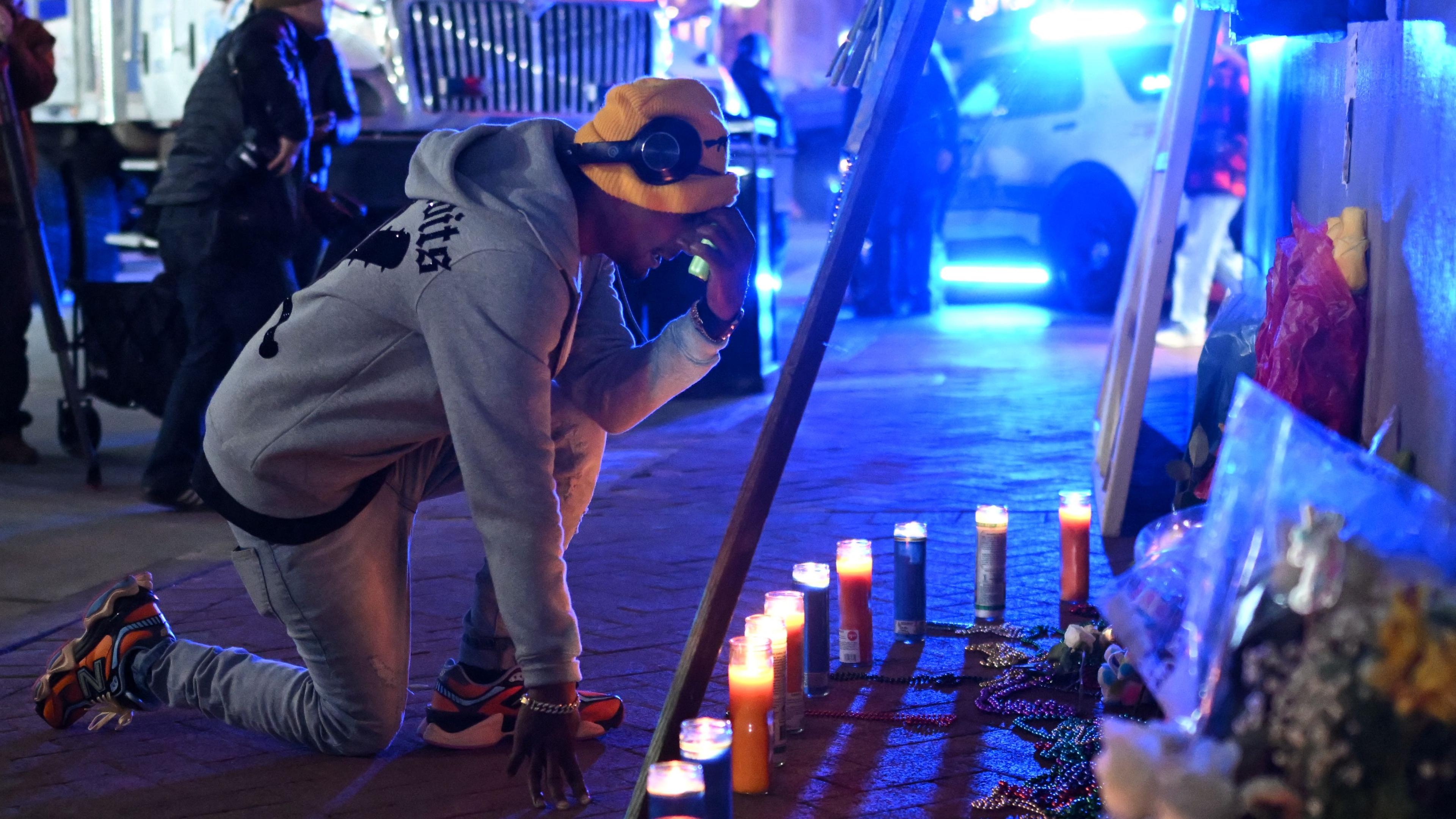 Ein Mann gedenkt in New Orleans der Toten