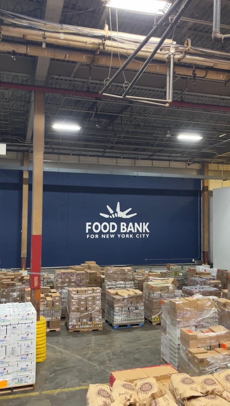 Im Lager der Food Bank in New York stehen Paletten mit Lebensmitteln.