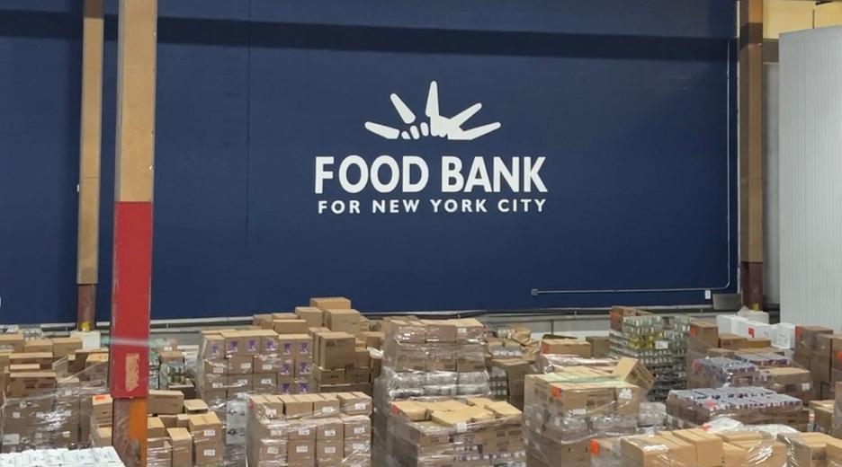 Im Lager der Food Bank in New York stehen Paletten mit Lebensmitteln.