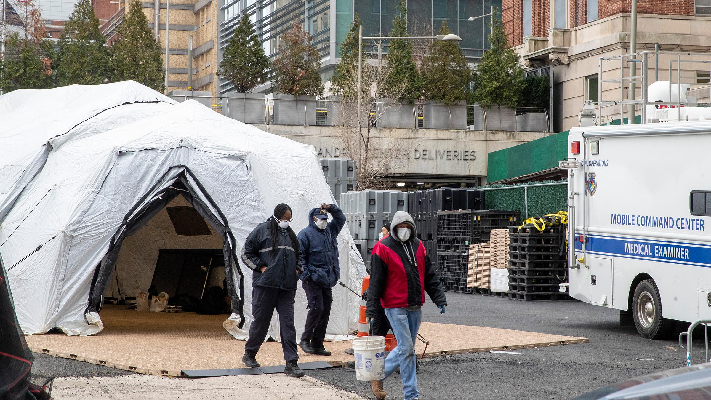 Leichenhalle Aufgebaut New York Kampft Verzweifelt Gegen Das Virus Zdfheute