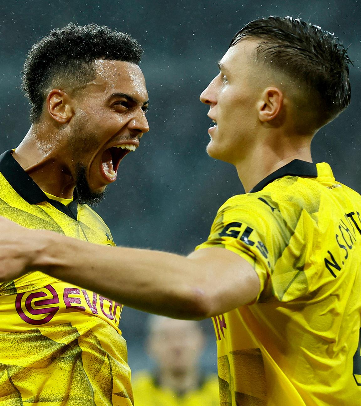Nmecha von Borussia Dortmund und Nico Schlotterbeck von Borussia Dortmund feiern das erste Tor.
