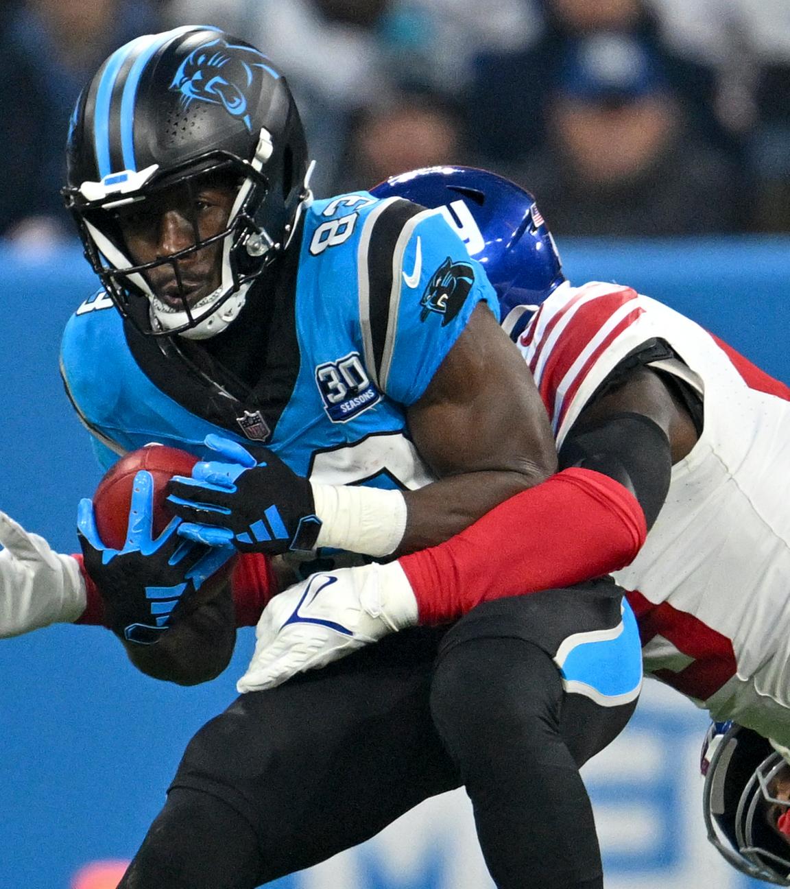 David Moore von den Carolina Panthers wird getackled von Matthew Adams von den New York Giants.