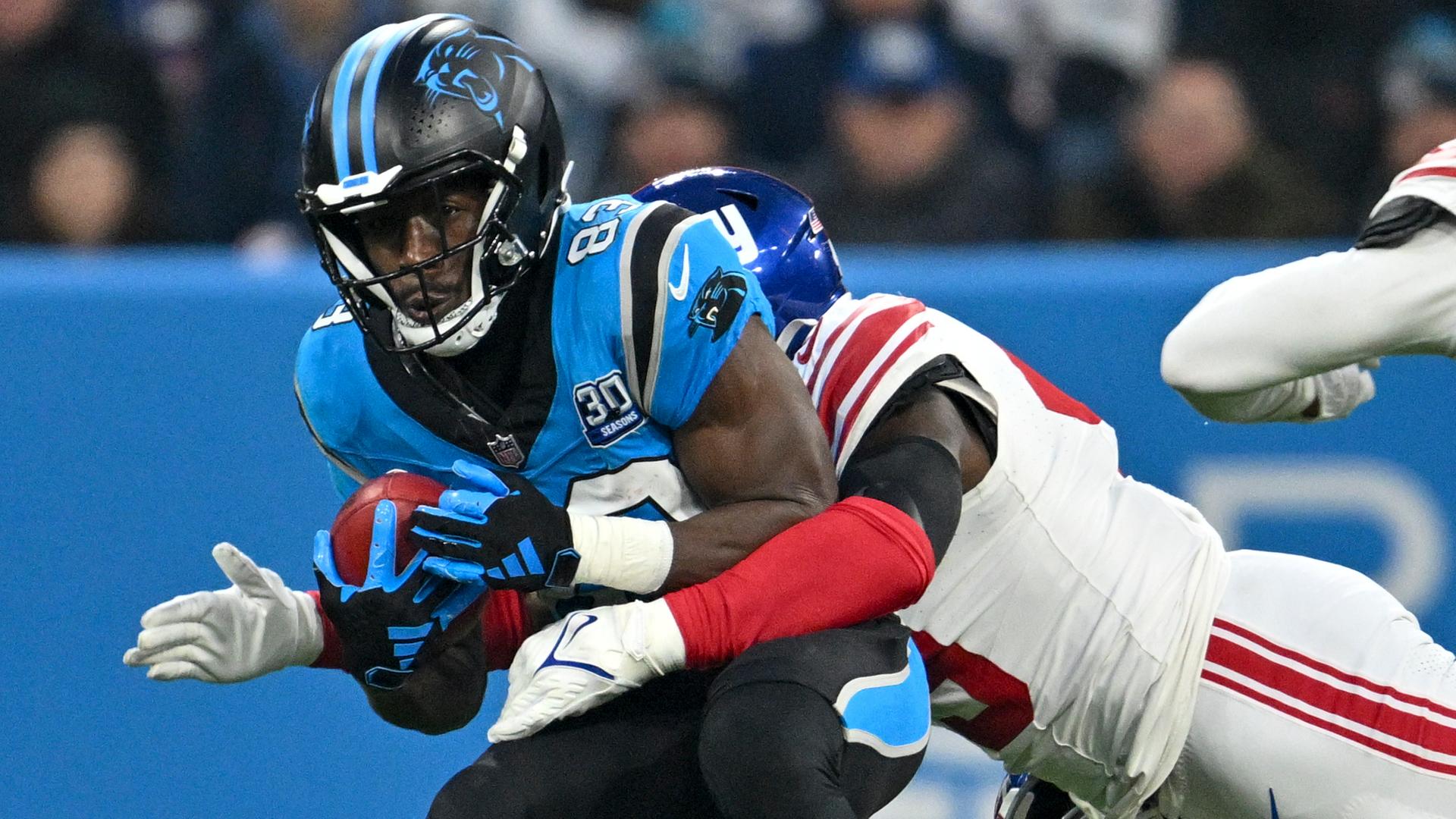 David Moore von den Carolina Panthers wird getackled von Matthew Adams von den New York Giants.