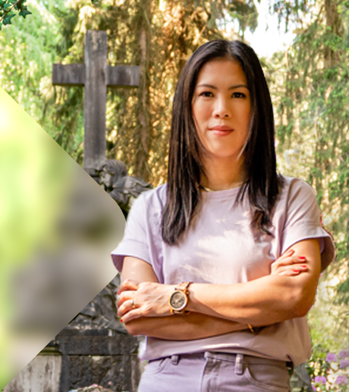 Mai Thi Nguyen-Kim steht auf dem Friedhof Ohlsdorf in Hamburg, vor dem Grab von Jan Fedder.