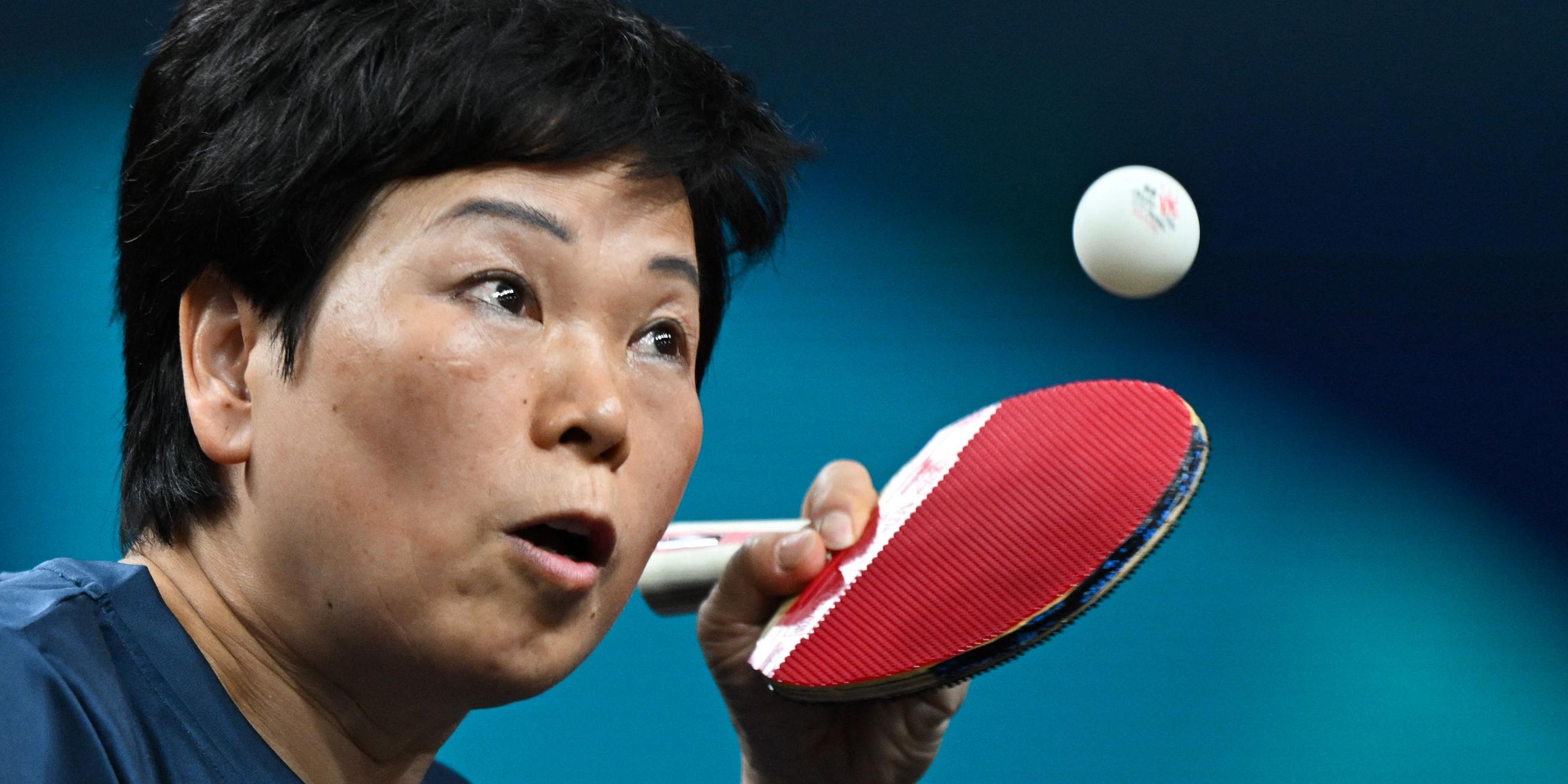 Die Tischtennisspielerin Ni Xia Lian im Spiel gegen Sibel Altinkaya.