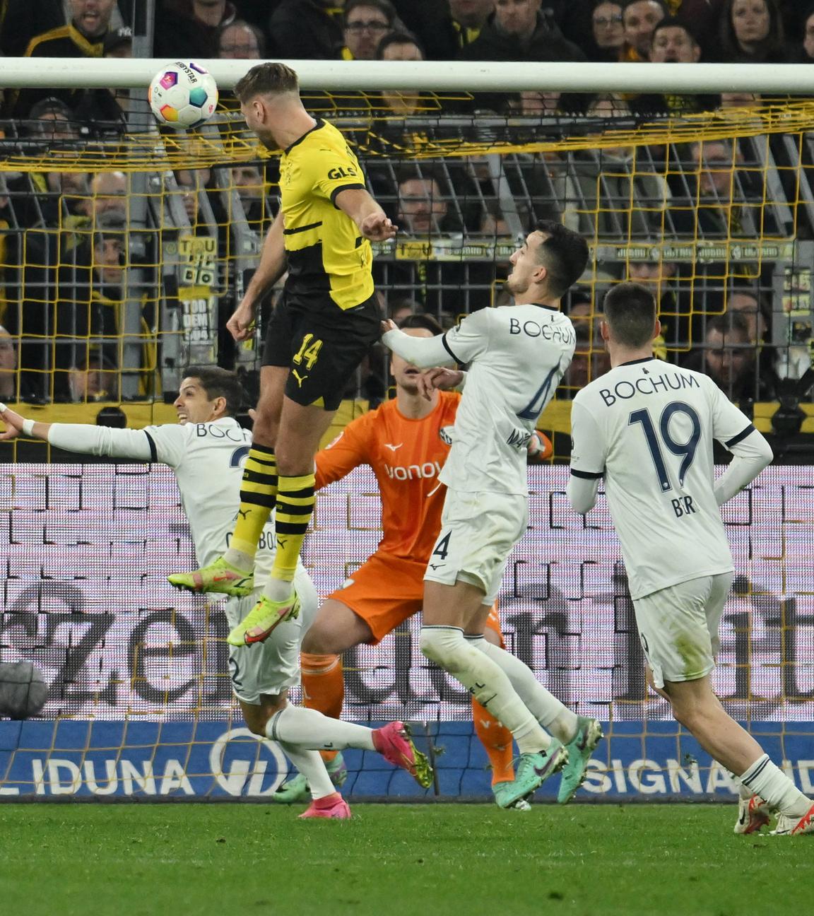 Niclas Füllkrug (Borussia Dortmund) erzielt mit diesem Kopfball das Tor zum 2:1 gegen VfL Bochum.