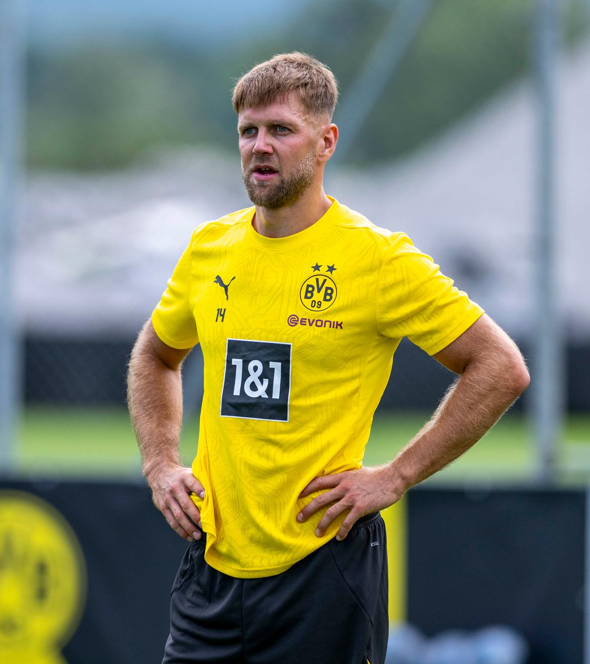 Trainingslager Borussia Dortmund: Niclas Füllkrug stemmt die Hände in die Hüften.