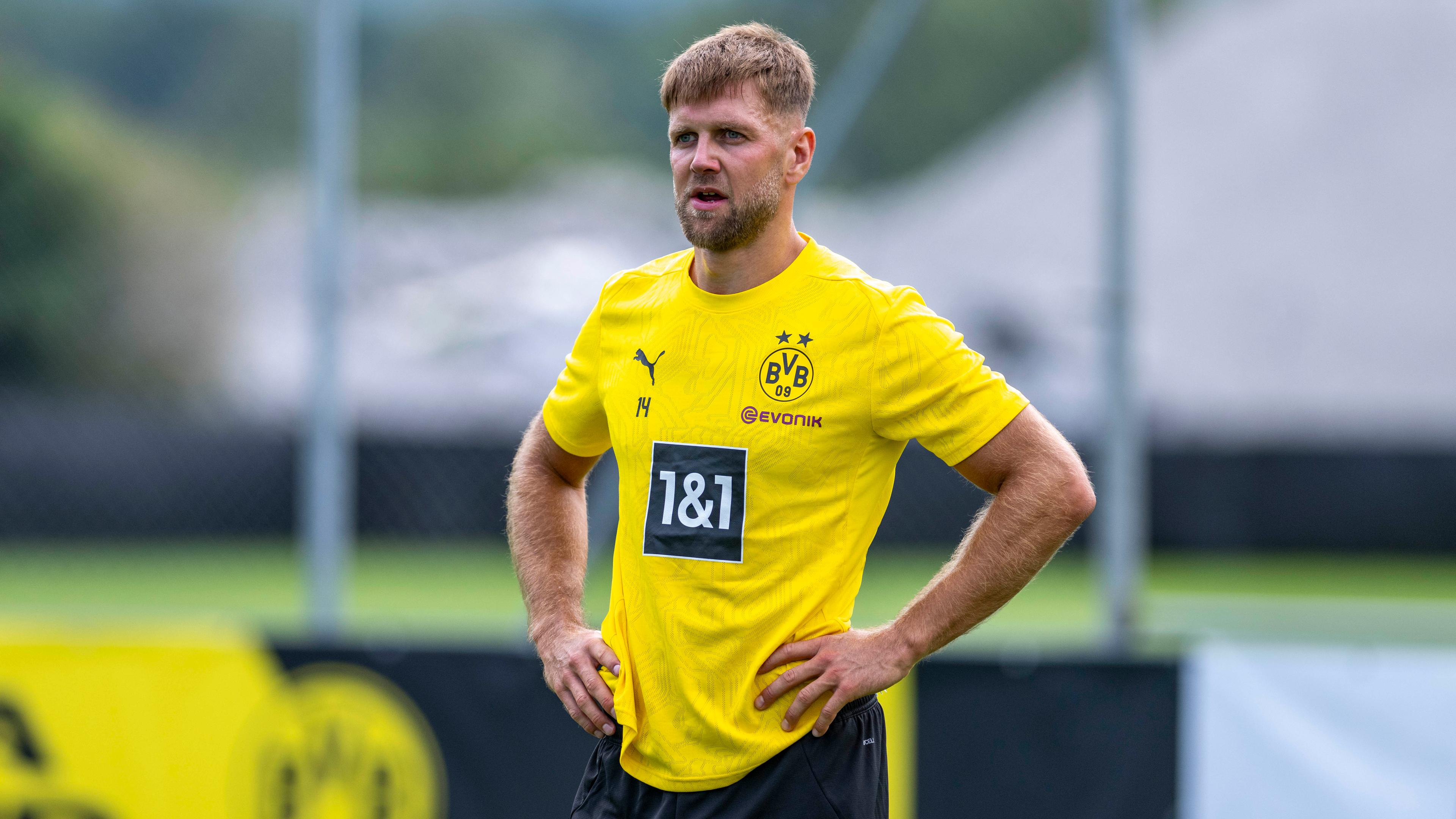 Trainingslager Borussia Dortmund: Niclas Füllkrug stemmt die Hände in die Hüften.