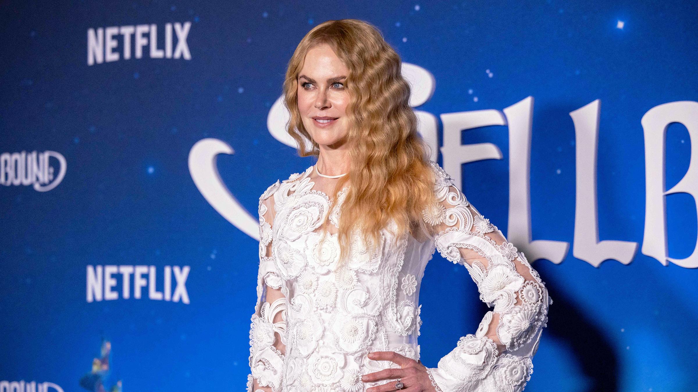 Die Schauspielerin Nicole Kidman in einem weißen Kleid, das an ein Brautkleid erinnert, in New York auf der Premiere ihres Films "Spellbound".