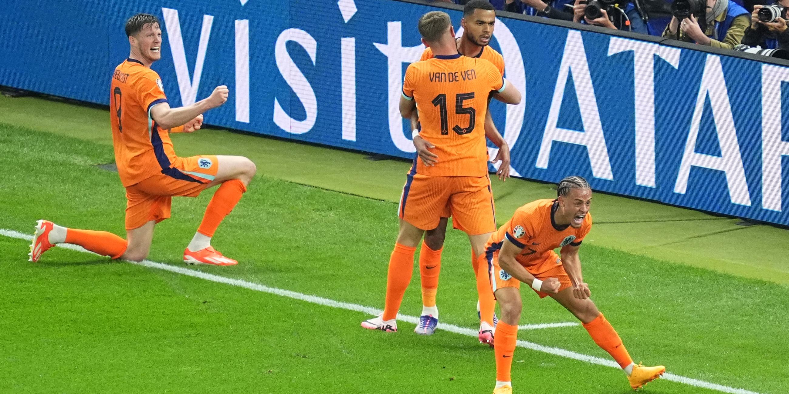 Fußball-EM 2024, Viertelfinale Niederlande - Türkei in Berlin: Die niederländischen Spieler Wout Weghorst, Micky van de Ven, Cody Gakpo und Xavi Simons (von links) jubeln nach dem Tor zum 2:1.