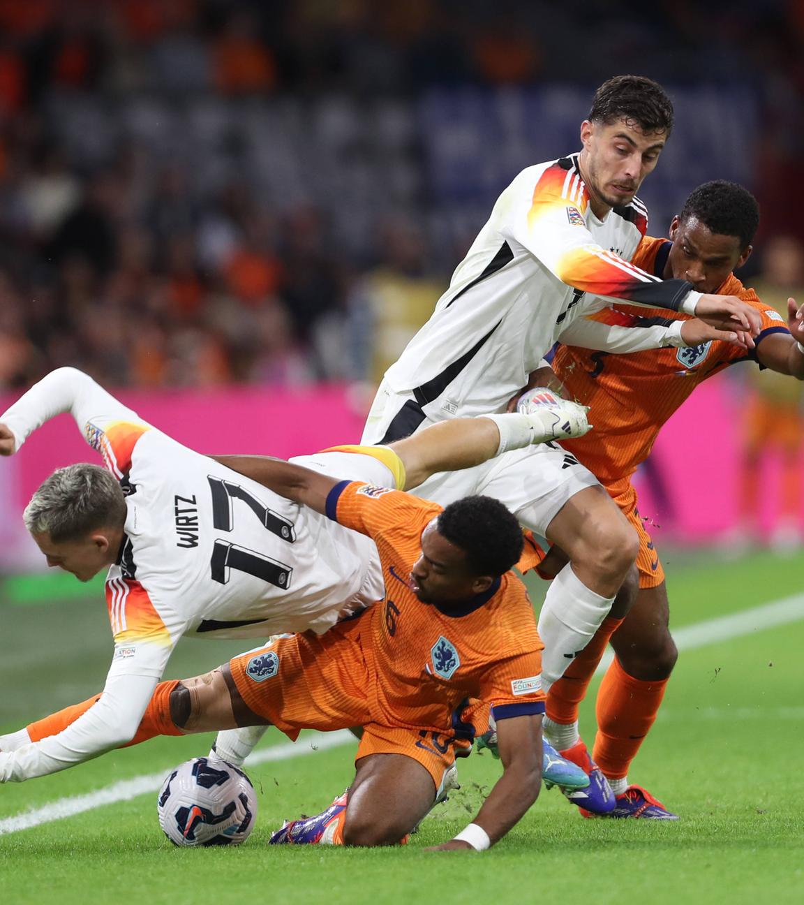 Florian Wirtz (Deutschland), Quinten Timber (Niederlande), Kai Havertz (Deutschland) und Jurrien Timber (Niederlande) kämpfen um den Ball.