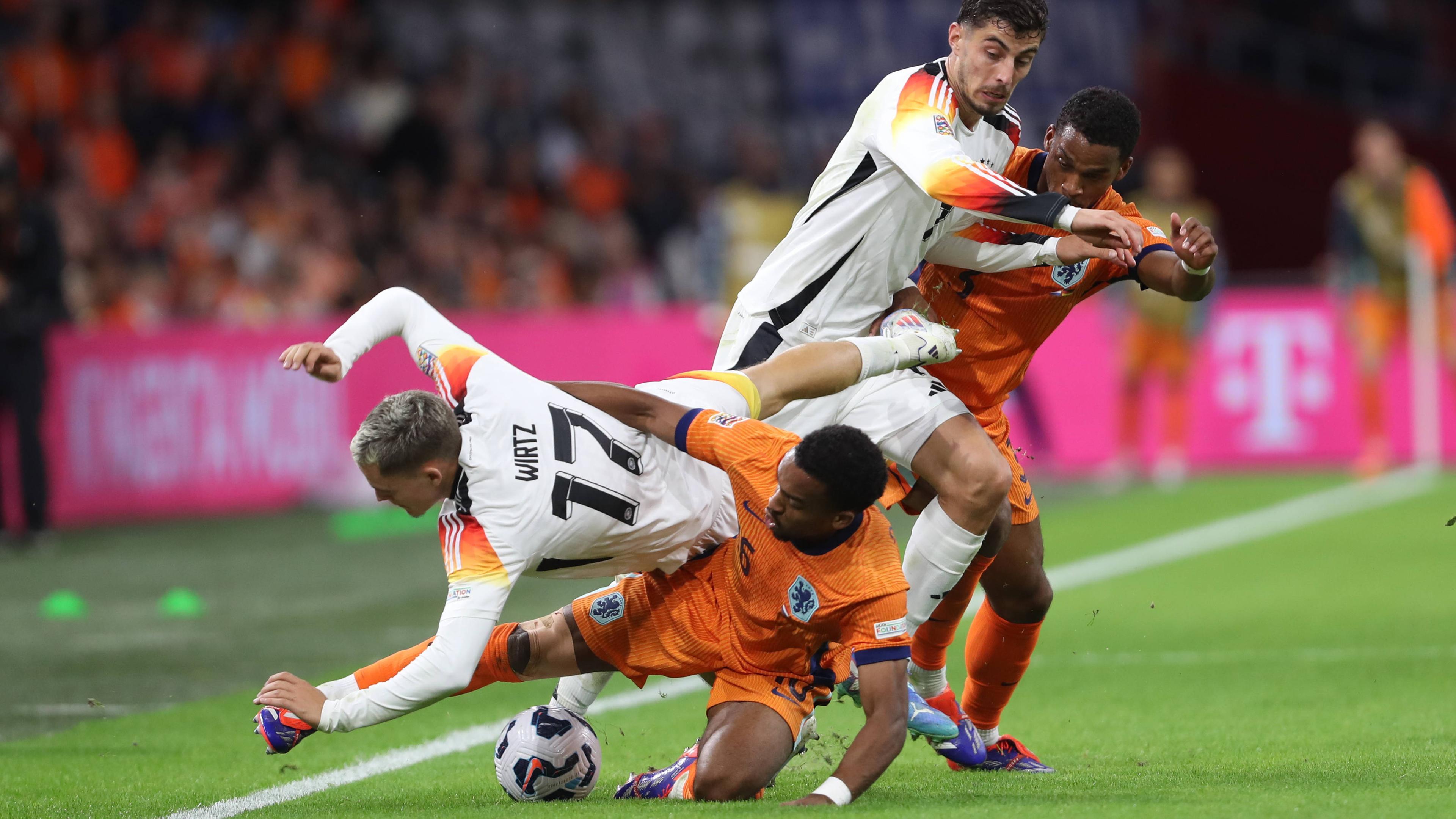 Florian Wirtz (Deutschland), Quinten Timber (Niederlande), Kai Havertz (Deutschland) und Jurrien Timber (Niederlande) kämpfen um den Ball.