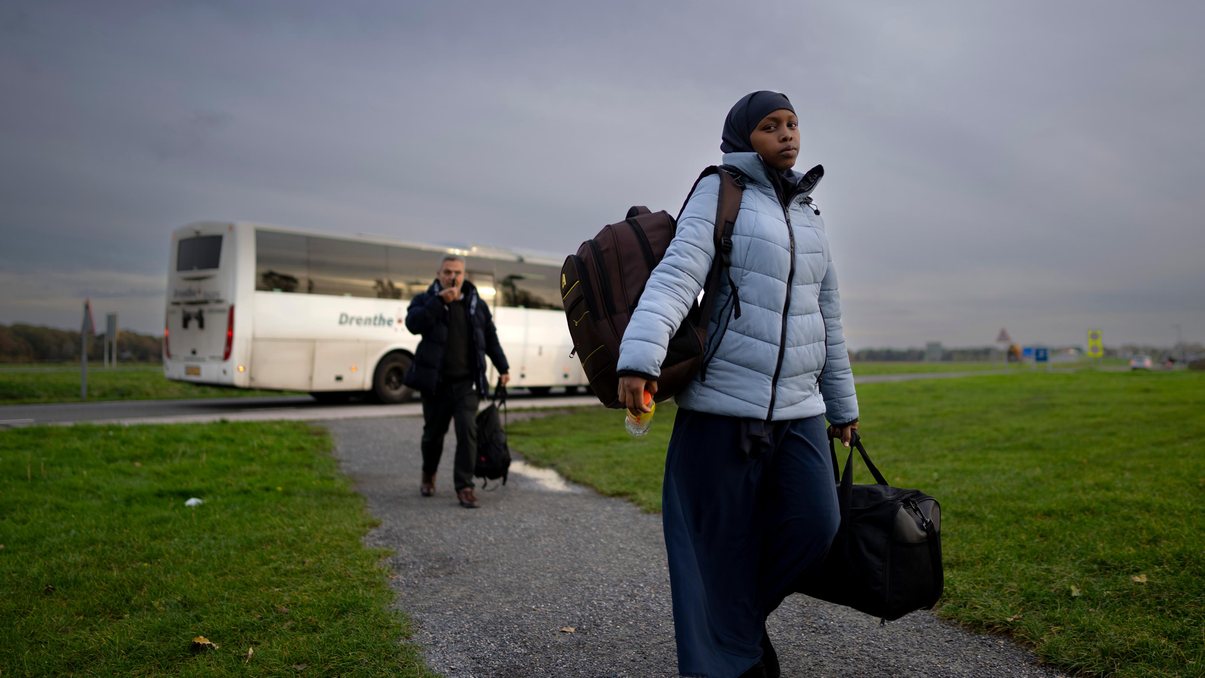 Niederlande, Ter Apel: Eine Migrantin geht mit Taschen ins Aufnahmezentrum (Archiv) 