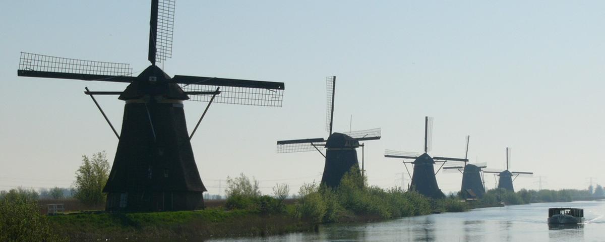 Zu sehen sind mehrere Windmühlen im niederländischen Kinderdijk.