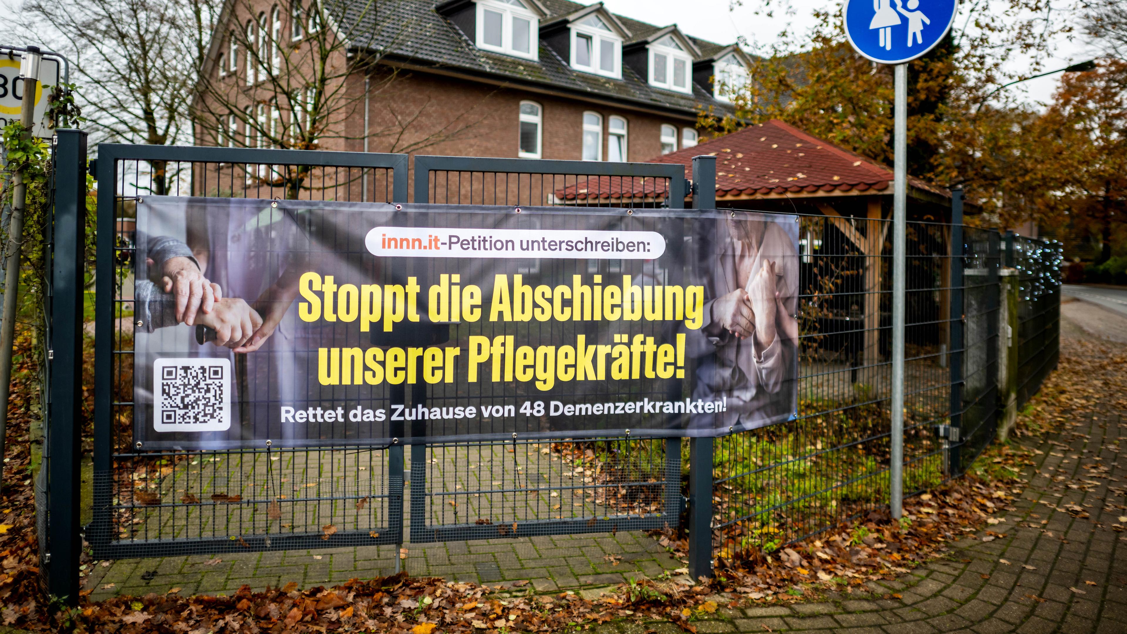 Niedersachsen, Wilstedt: Ein Plakat mit der Aufschrift "Stoppt die Abschiebung unserer Pflegekräfte!" Hängt vor dem Haus Wilstedt.