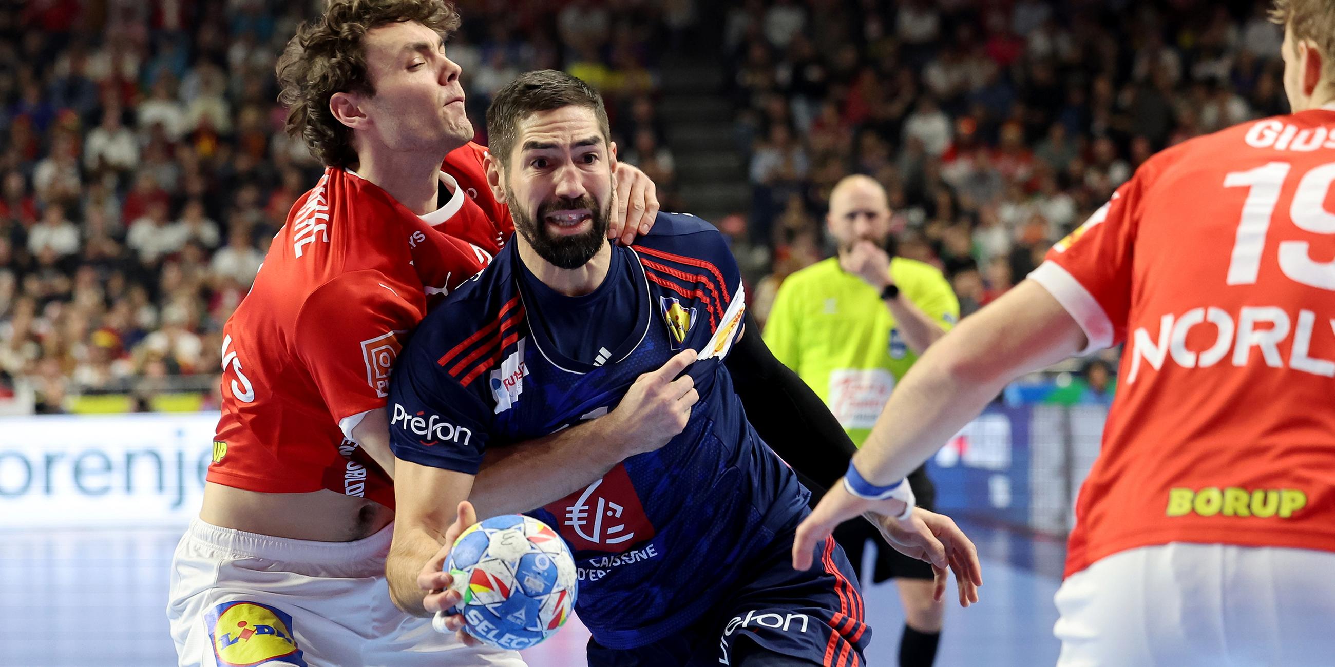 Nikola Karabatic (Frankreich), im Zweikampf gegen Niclas Kirkeløkke (Dänemark).