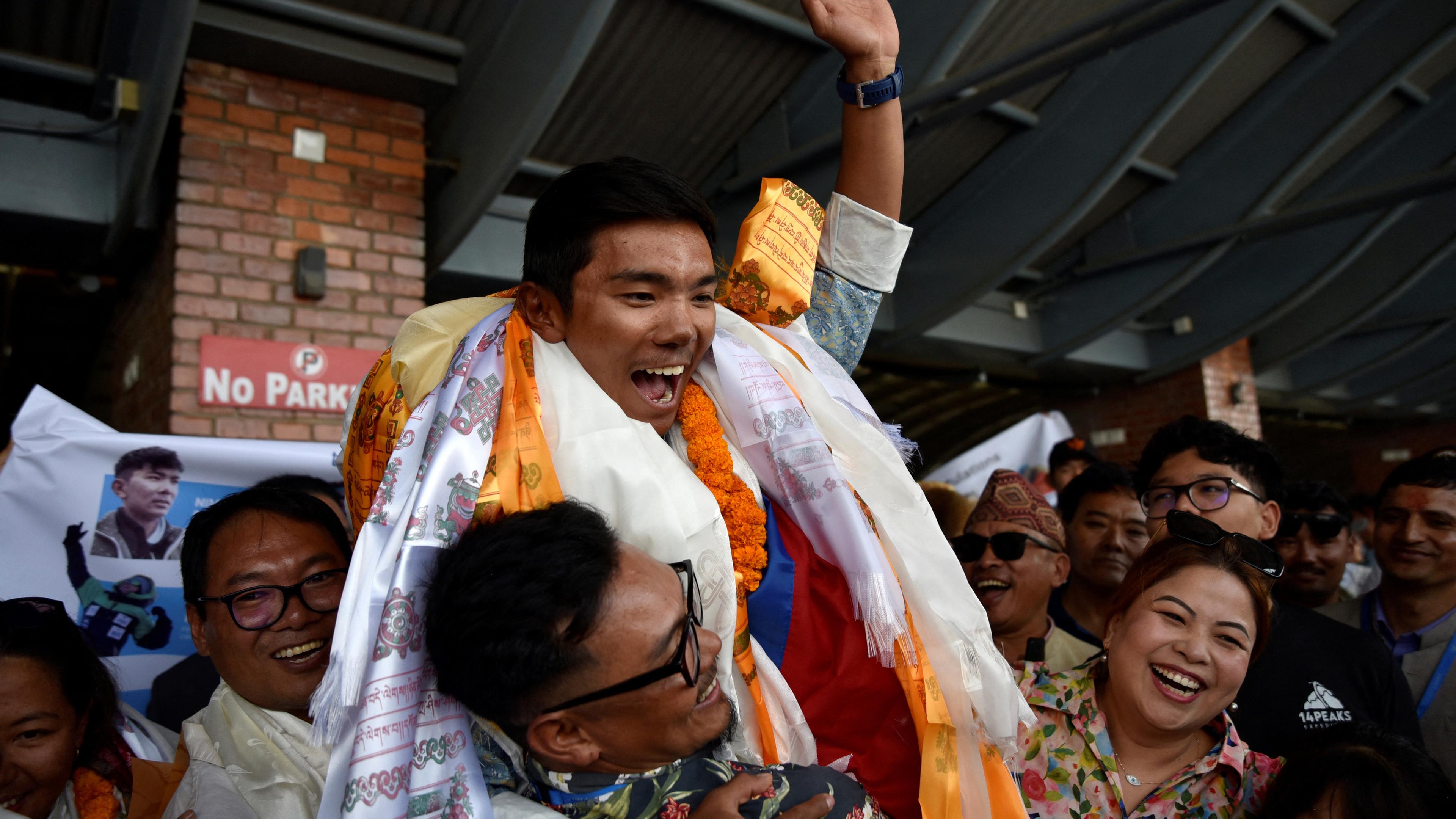 Nima Rinji Sherpa, Nepalesischer Rekord-Bergsteiger, bei der Ankunft in Kathmandu, Nepal