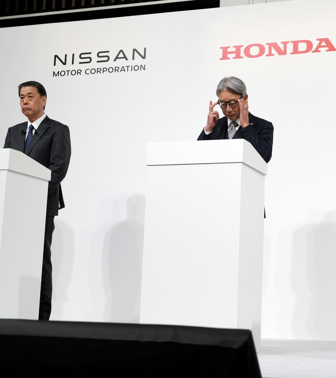 Der Vorstandsvorsitzende von Nissan, Makoto Uchida (l-r), und der Vorstandsvorsitzende von Honda, Toshihiro Mibe, sowie Takao Kato, CEO von Mitsubishi Motors an einer gemeinsamen Pressekonferenz