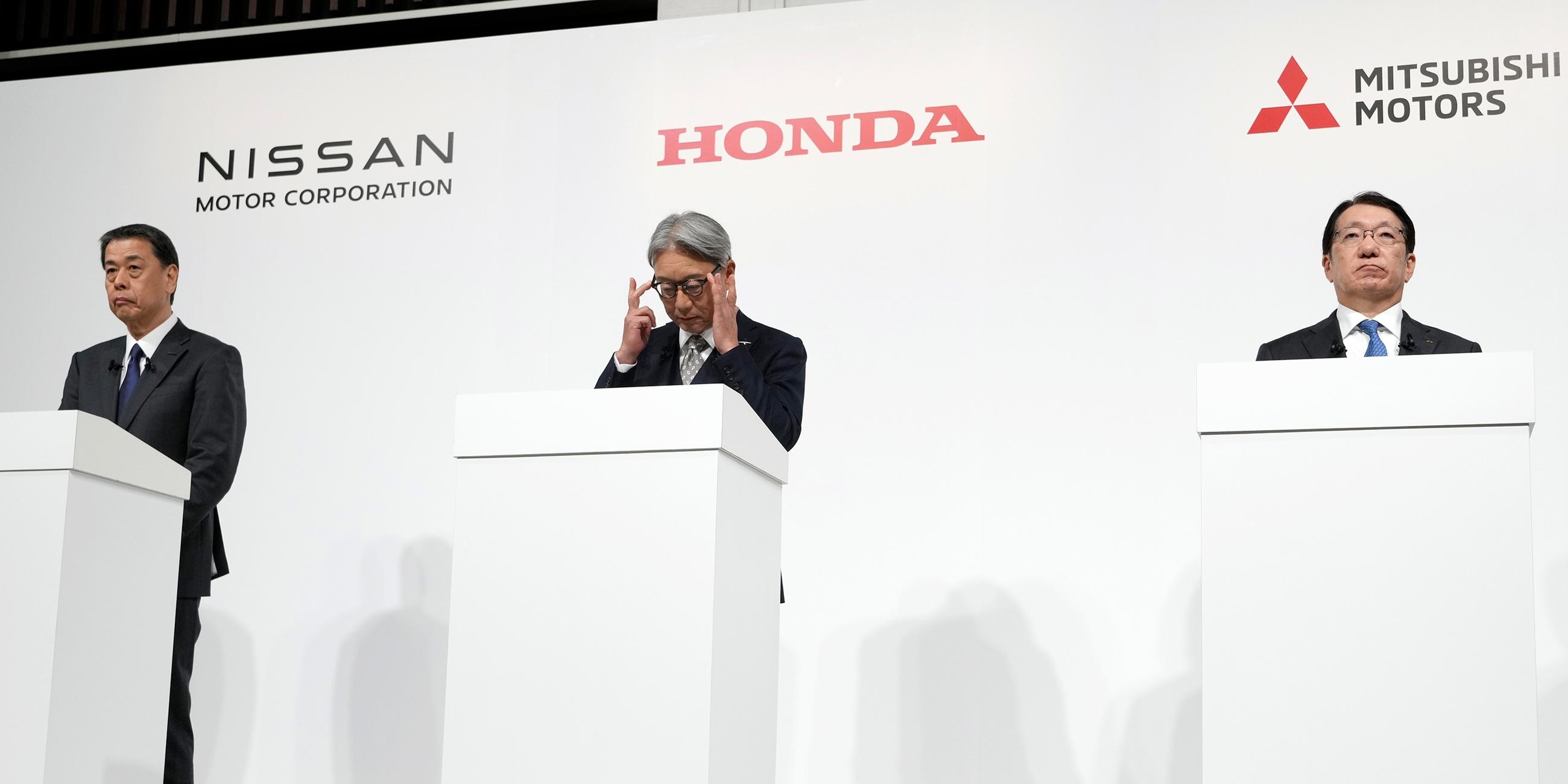 Der Vorstandsvorsitzende von Nissan, Makoto Uchida (l-r), und der Vorstandsvorsitzende von Honda, Toshihiro Mibe, sowie Takao Kato, CEO von Mitsubishi Motors an einer gemeinsamen Pressekonferenz