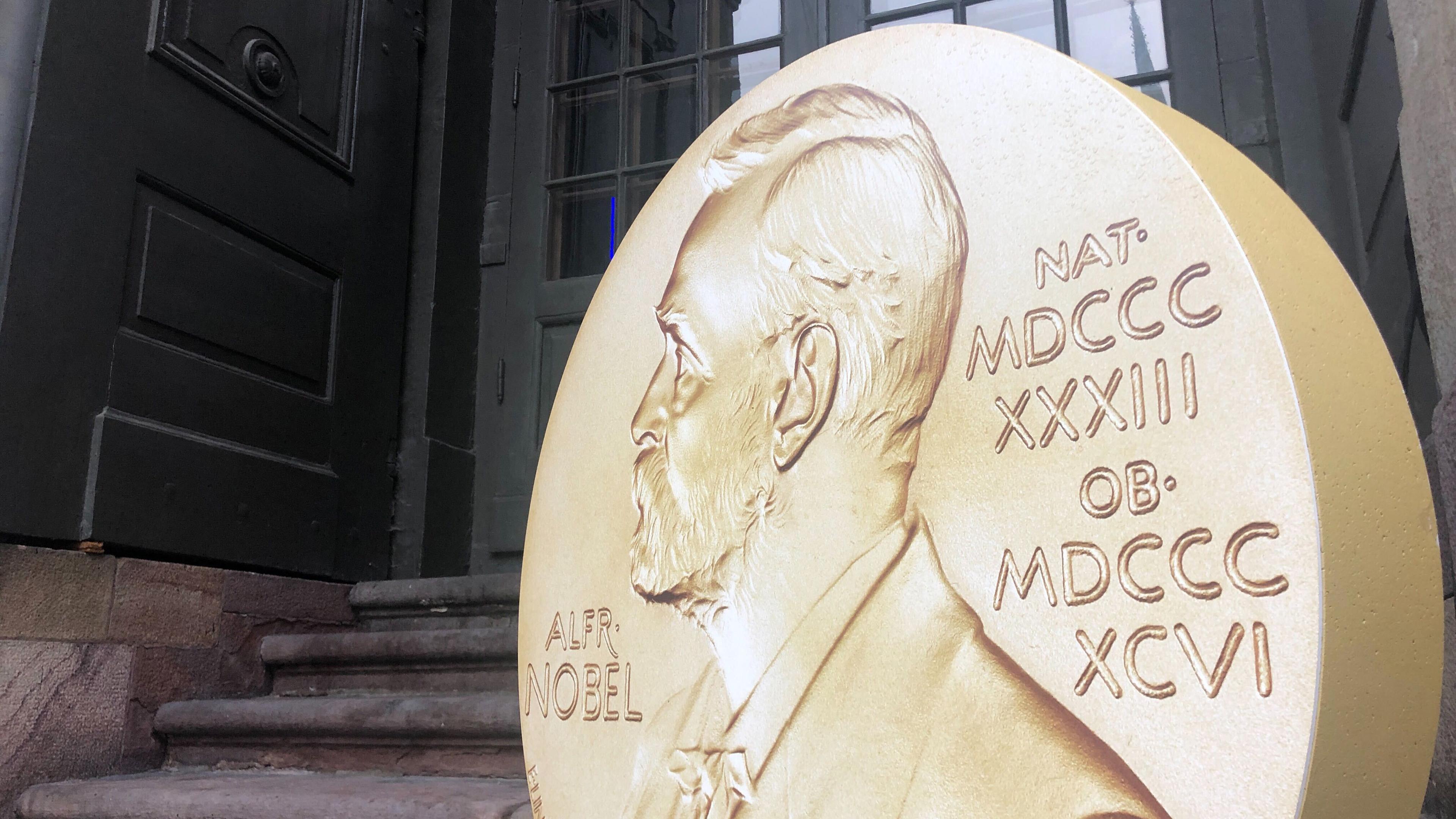 Symbolbild: Ein Aufsteller in Form der prestigeträchtigen Nobelmedaille weist vor dem Nobelpreismuseum in der  Altstadt Gamla Stan auf die Tage der Nobelpreis-Bekanntgaben hin.