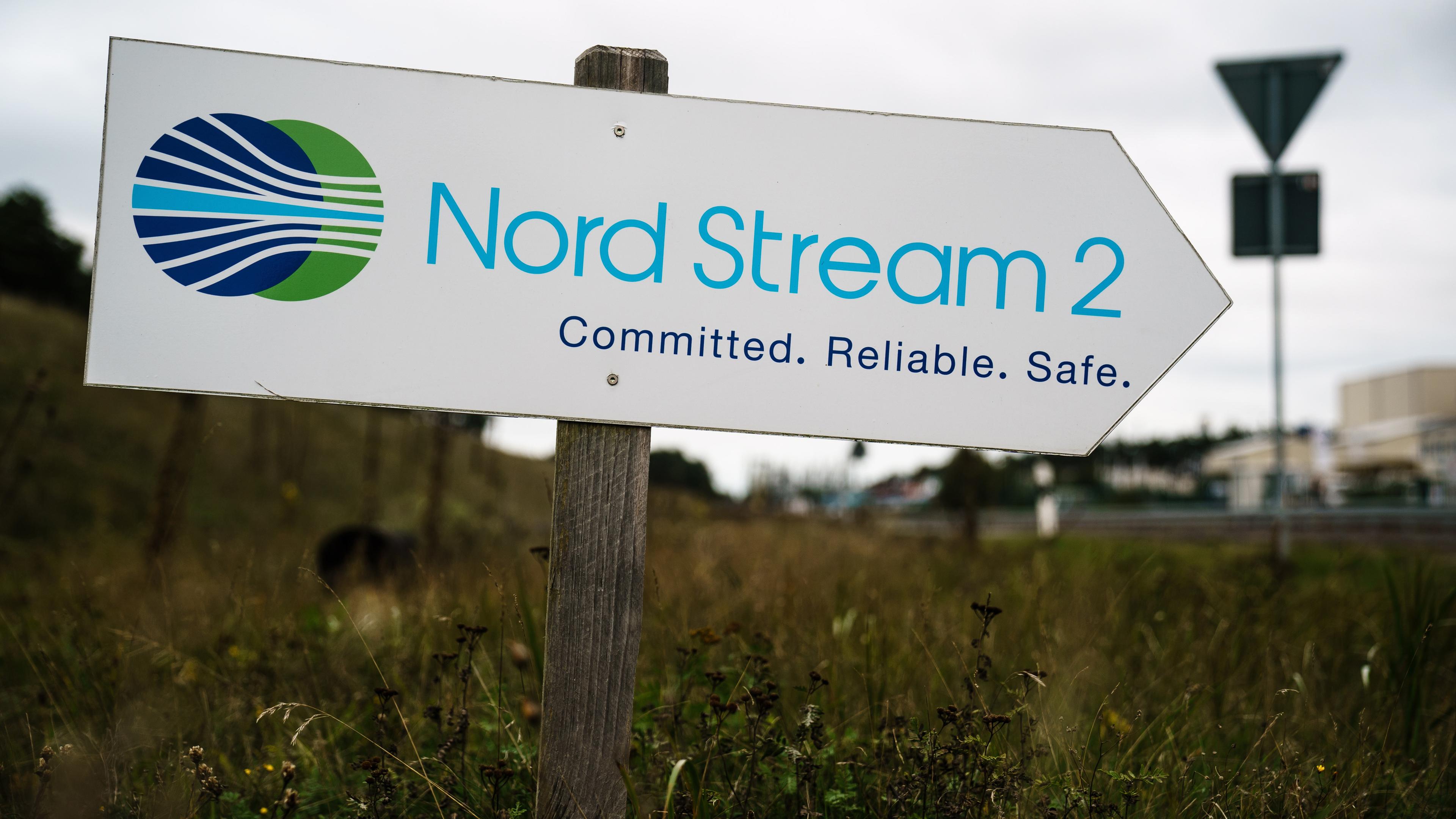 Ein Schild mit der Aufschrift "Nord Stream 2"