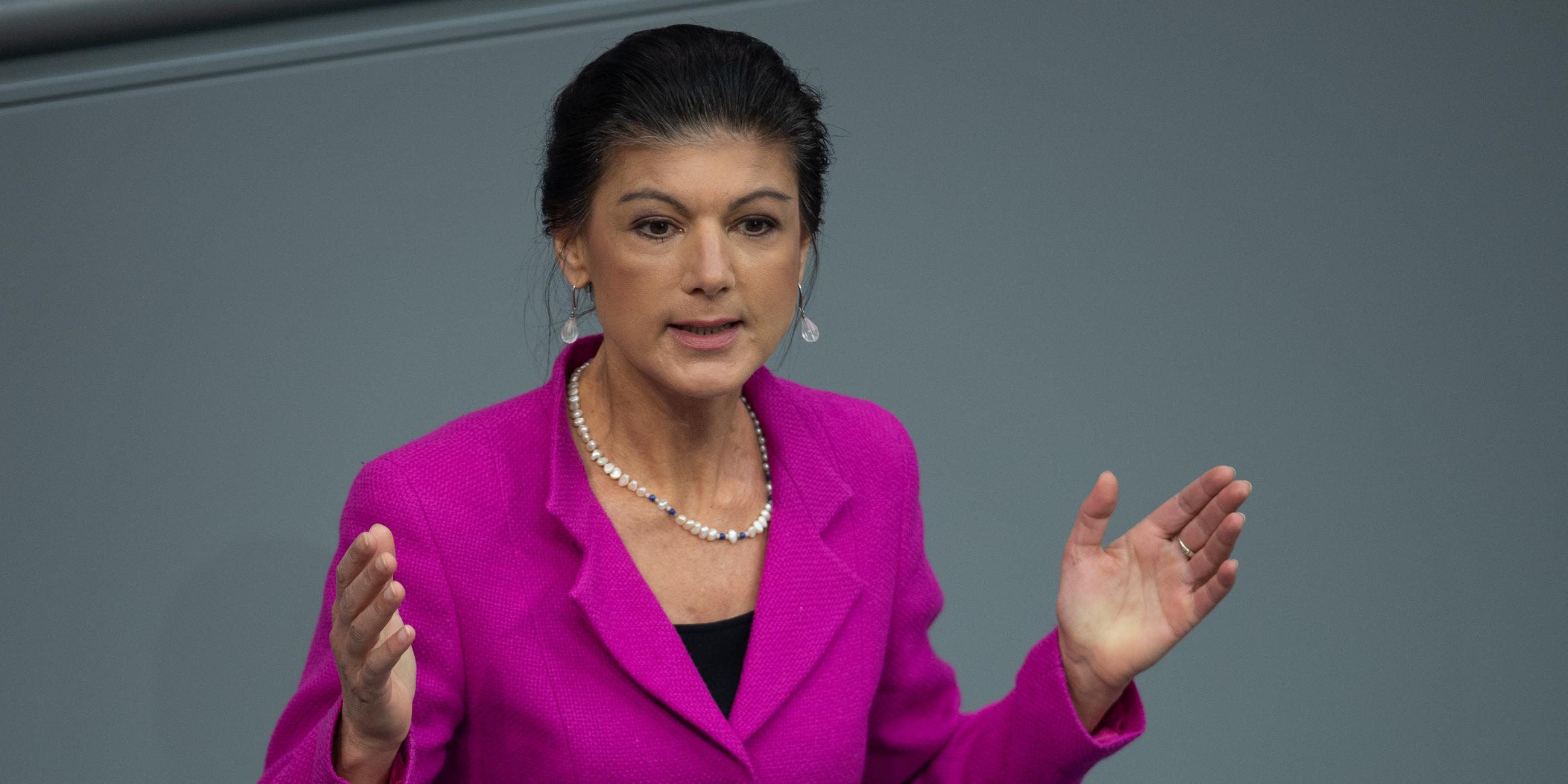 Sahra Wagenknecht, Bundesvorsitzende des Bündnis Sahra Wagenknecht (BSW), spricht im Bundestag. 