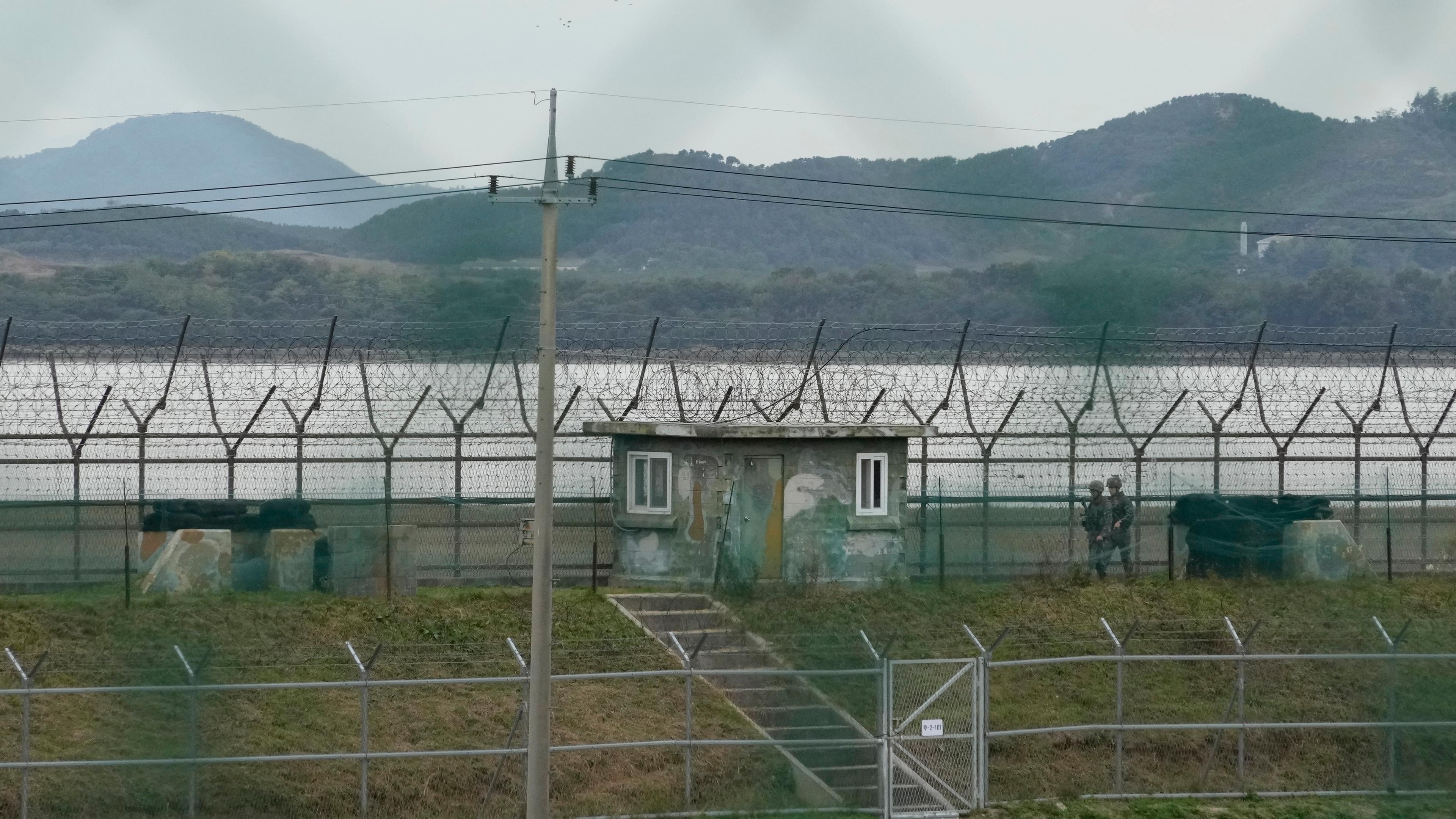 Soldaten der südkoreanischen Armee patrouillieren entlang des Stacheldrahtzauns in Paju, Südkorea, nahe der Grenze zu Nordkorea.