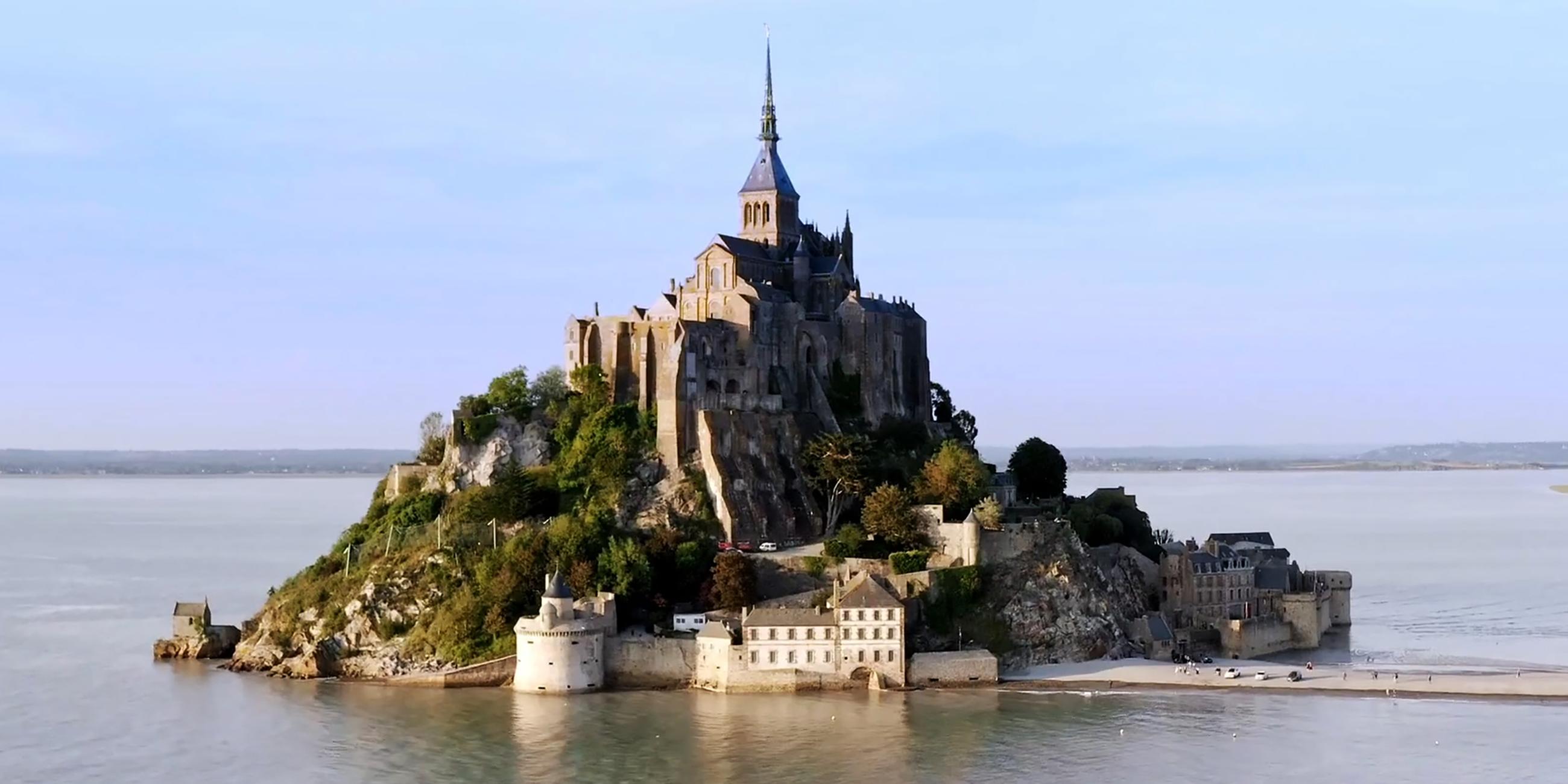 Mont-Saint-Michel ragt aus dem Meer.