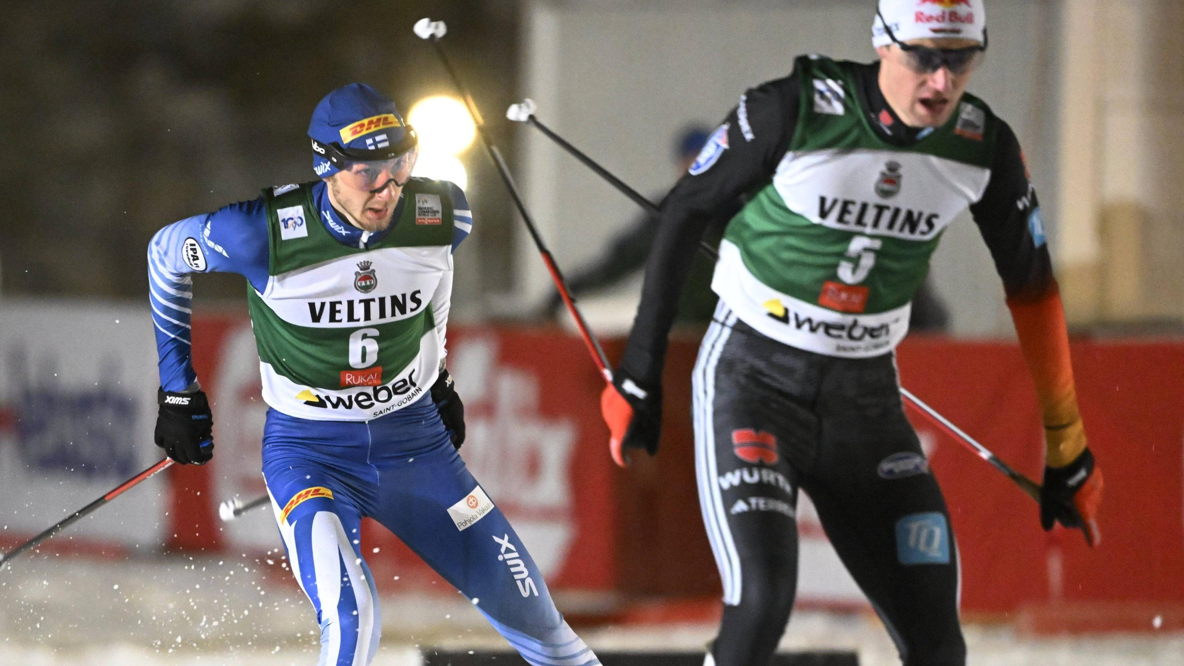 Der nordische Kombinierer Vinzenz Geiger (rechts) beim Weltcup in Ruka/Finnland