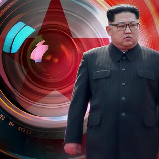 Kim Jong-un bertemu Kameralinse dan terkena bendera Korea Utara.