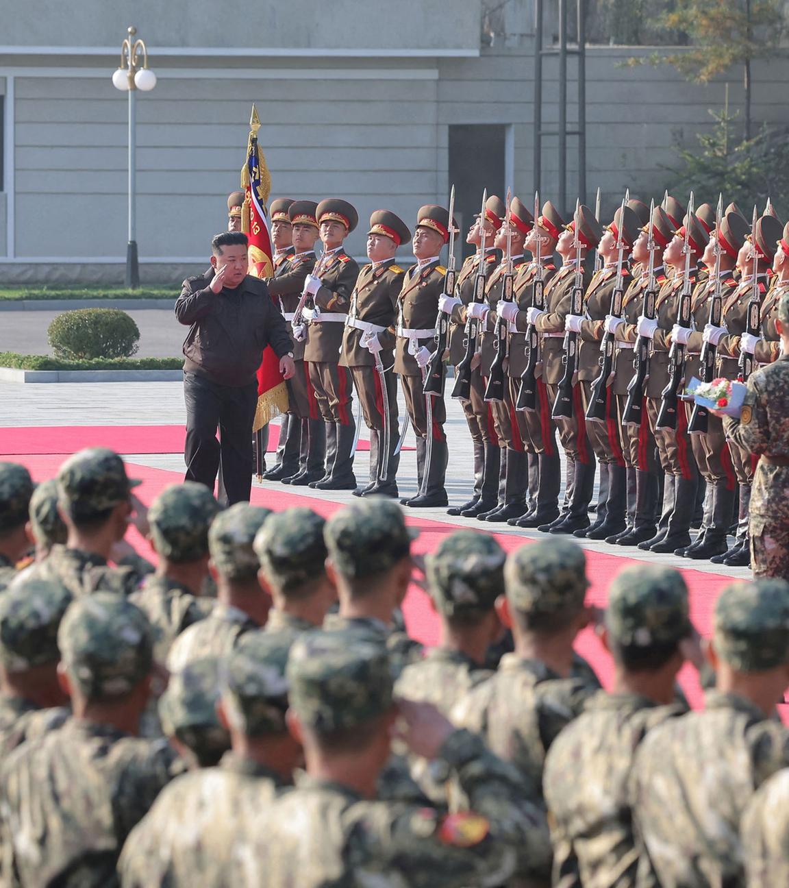 Archiv: Nordkoreas Führer Kim Jong Un (Mitte) beim Besuch des Kommandos des 2. Korps der Koreanischen Volksarmee , an einem unbekannten Ort in Nordkorea. Aufgenommen am 17.10.2024