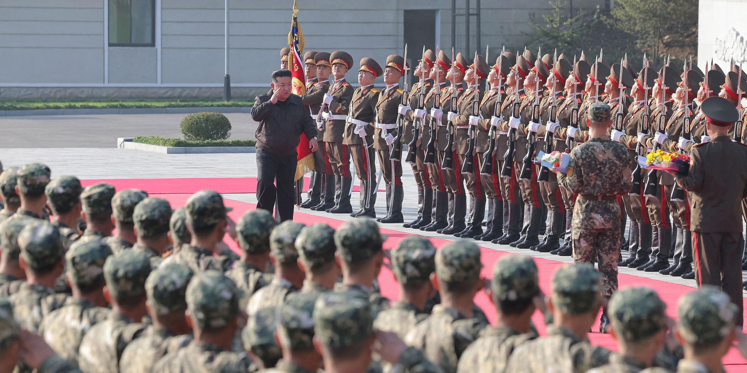 Archiv: Nordkoreas Führer Kim Jong Un (Mitte) beim Besuch des Kommandos des 2. Korps der Koreanischen Volksarmee , an einem unbekannten Ort in Nordkorea. Aufgenommen am 17.10.2024