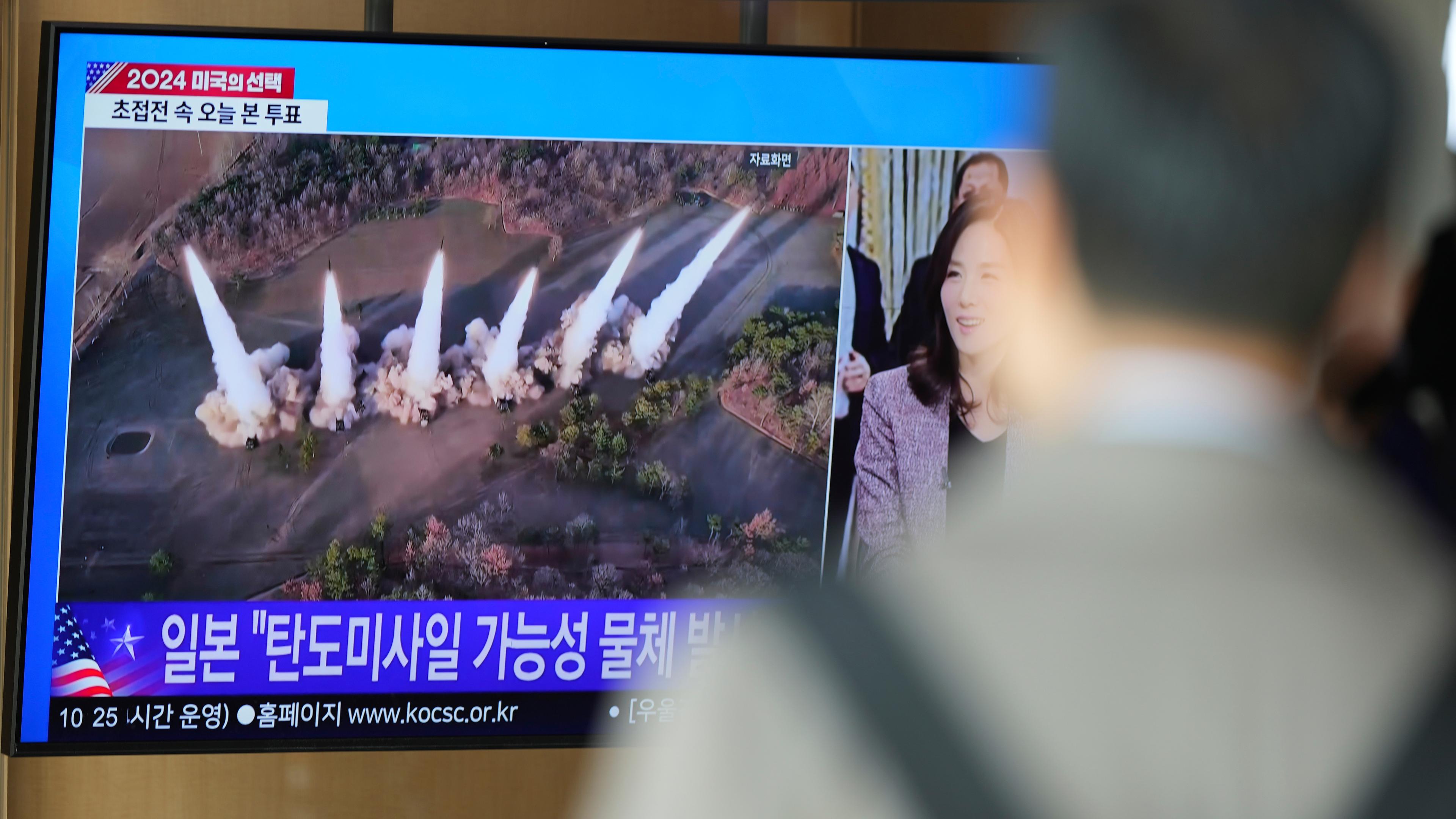 Auf einem Fernsehbildschirm wird während einer Nachrichtensendung im Bahnhof von Seoul, Südkorea, ein Bericht über mehrere ballistische Kurzstreckenraketen aus Nordkorea gezeigt.