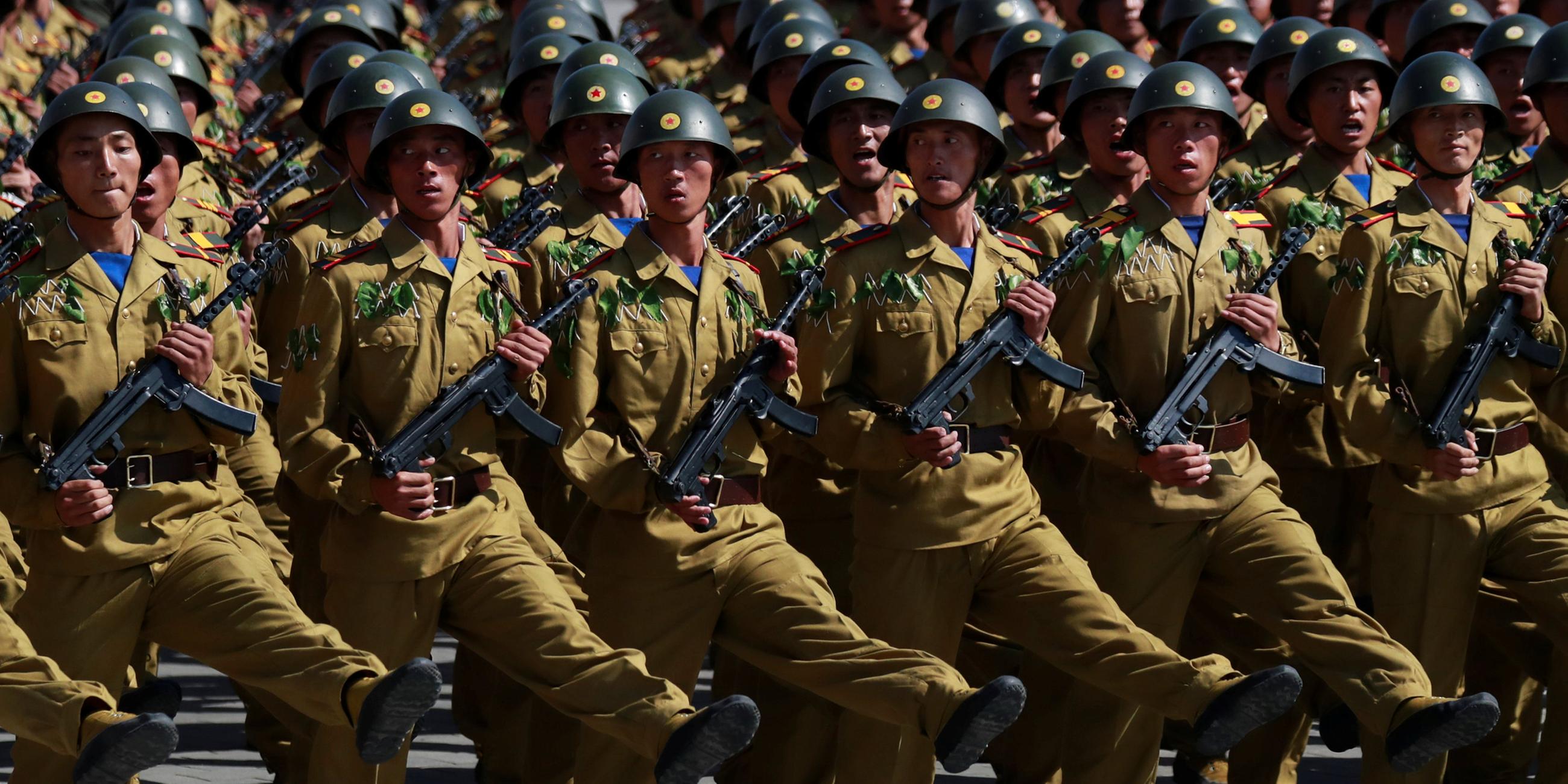 Soldaten marschieren in einer Militärparade, Pjöngjang, 09.09.18