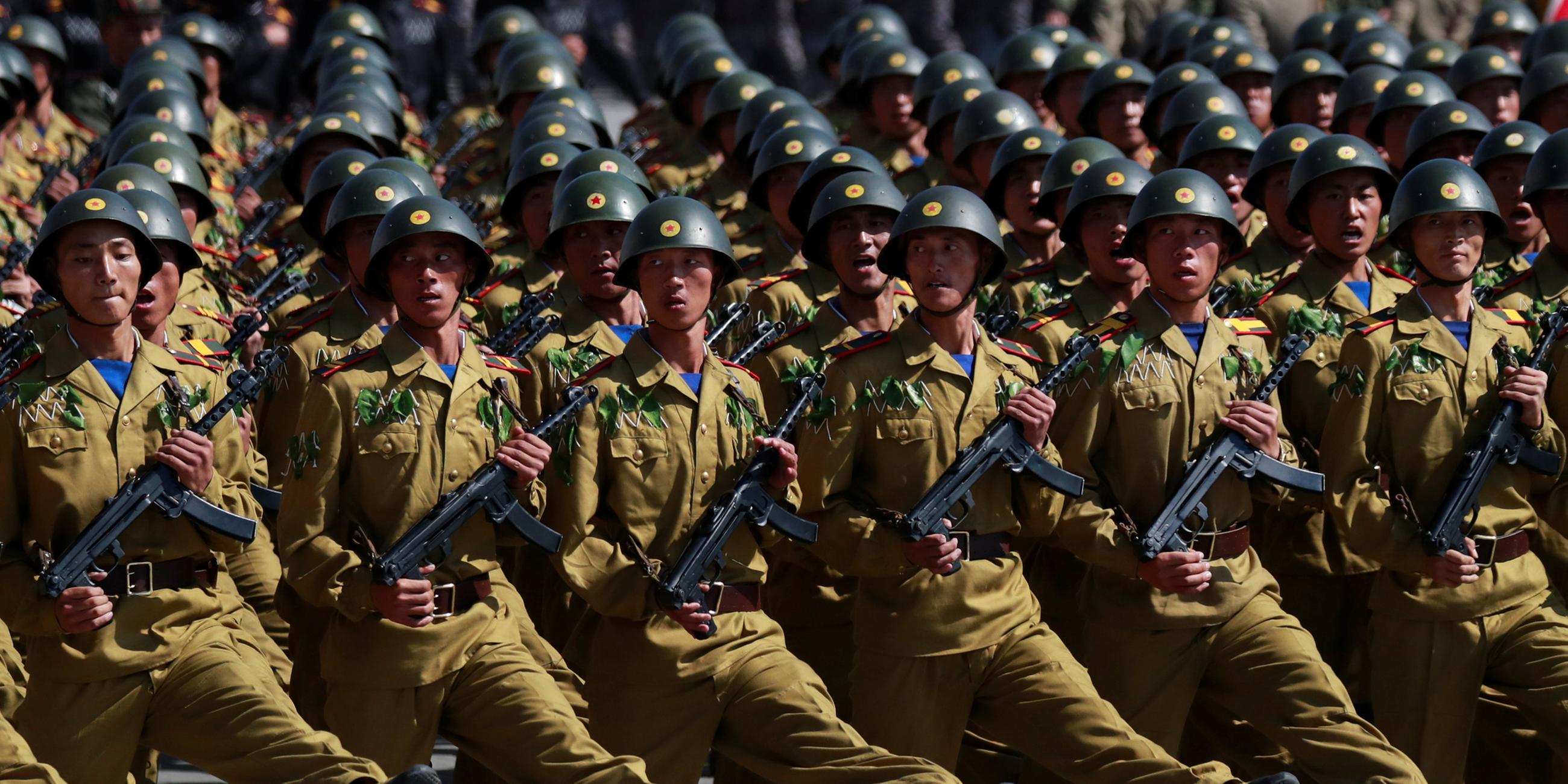 Soldaten marschieren in einer Militärparade, Pjöngjang, 09.09.18