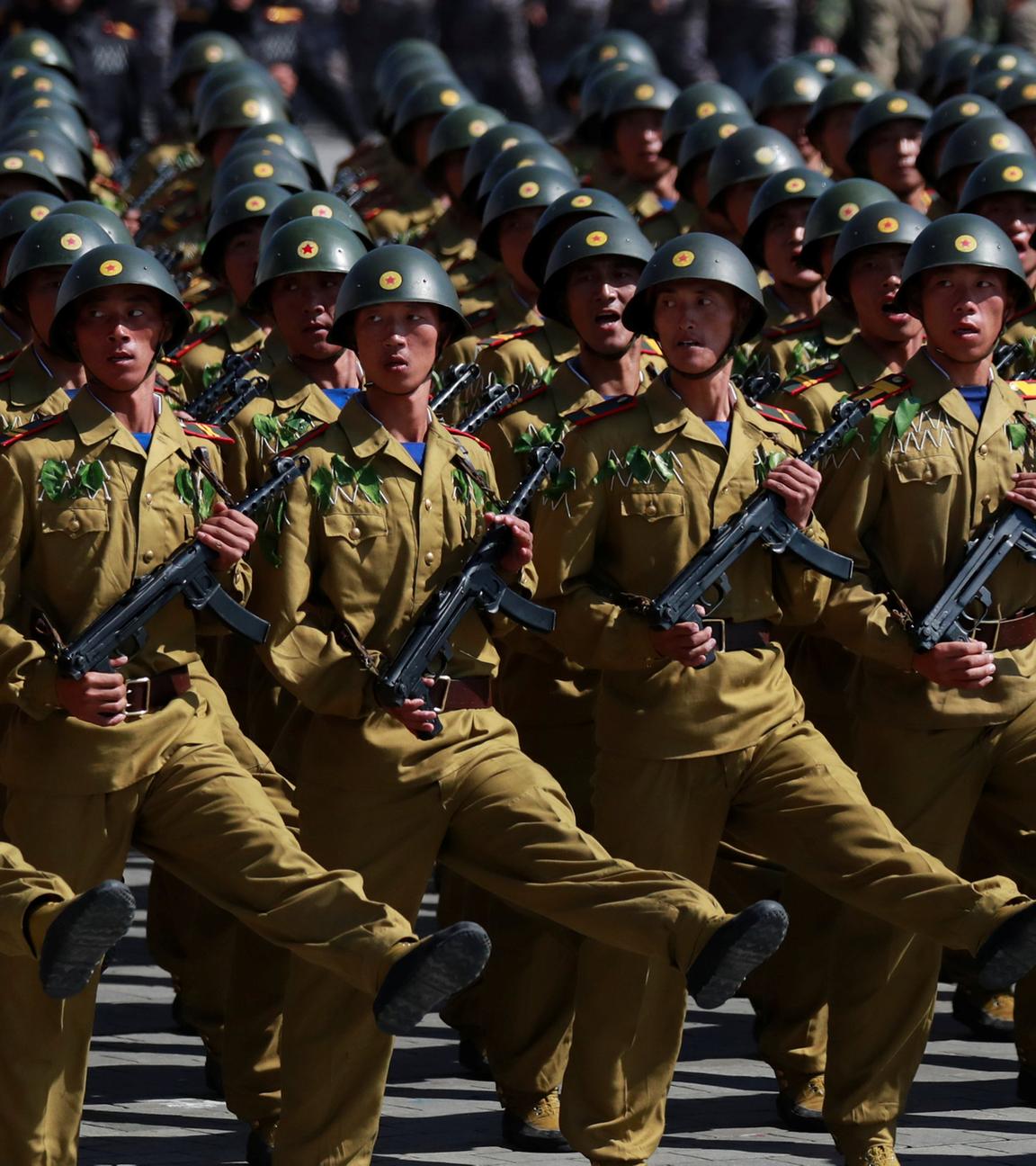 Soldaten marschieren in einer Militärparade, Pjöngjang, 09.09.18