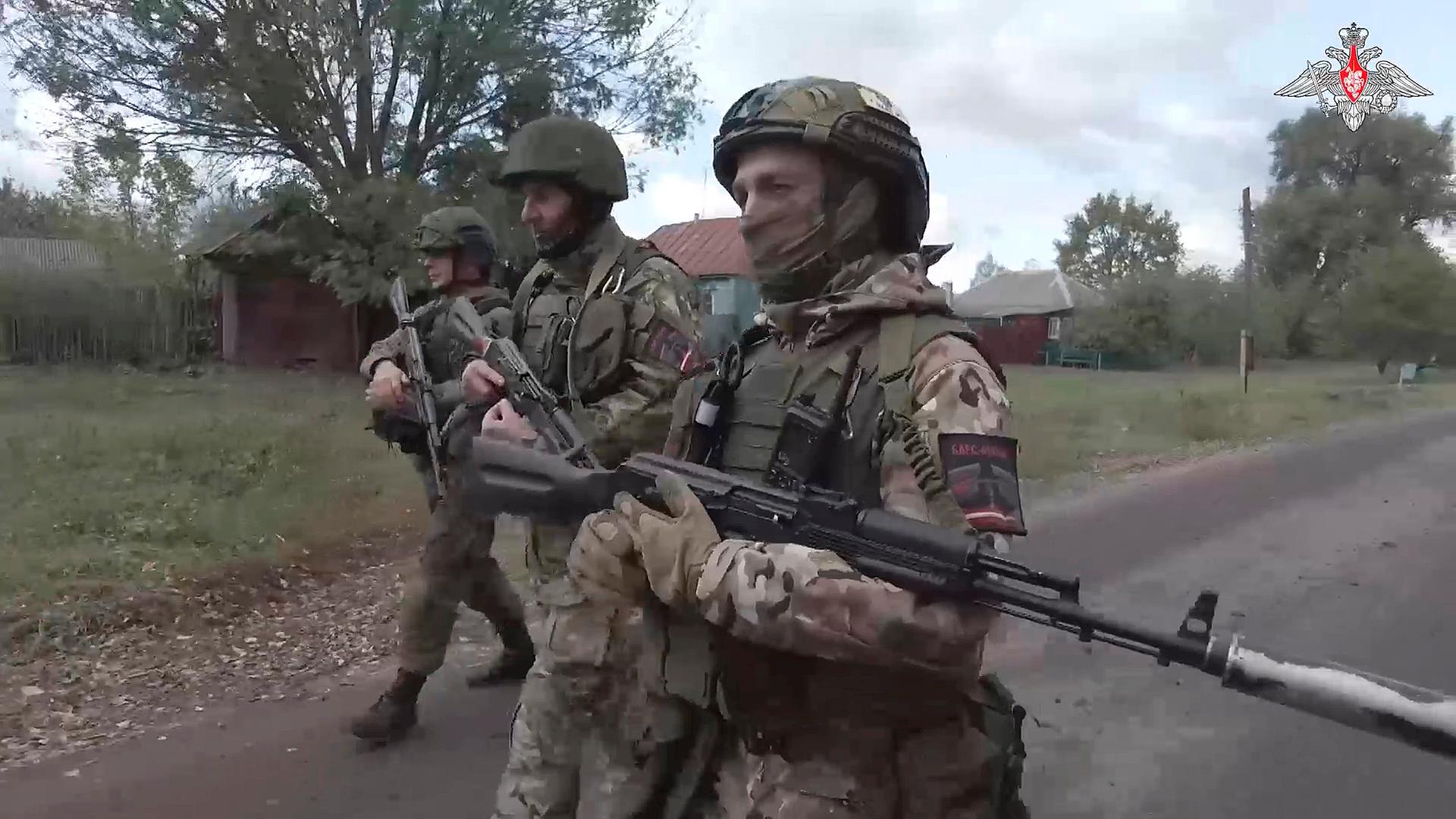 Russland, Region Kursk: Auf diesem Screenshot, erstellt von einem vom russischen Verteidigungsministerium am 24. Oktober 2024 veröffentlichten Video patrouillieren russische Soldaten in einem Dorf im russisch-ukrainischen Grenzgebiet in der Region Kursk, Russland.