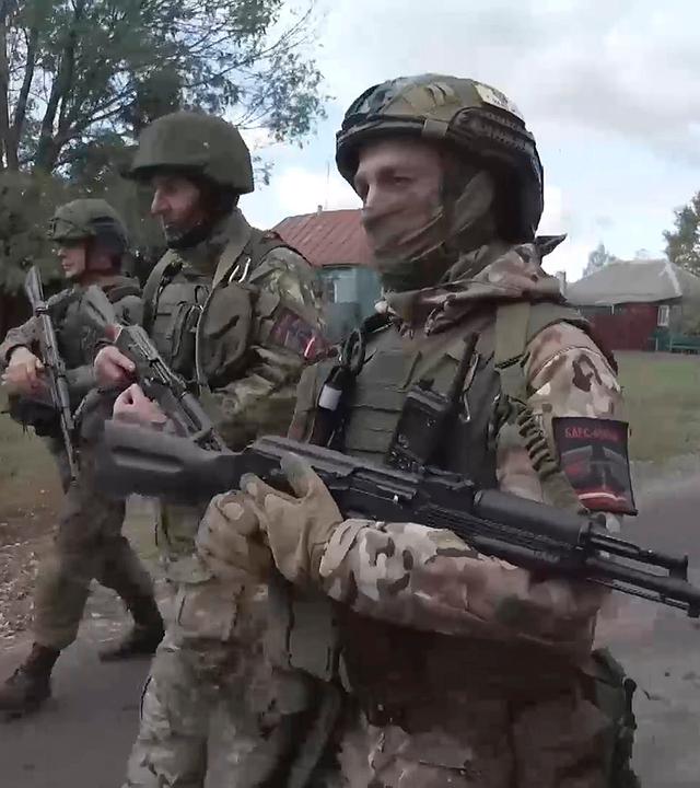 Russland, Region Kursk: Auf diesem Screenshot, erstellt von einem vom russischen Verteidigungsministerium am 24. Oktober 2024 veröffentlichten Video patrouillieren russische Soldaten in einem Dorf im russisch-ukrainischen Grenzgebiet in der Region Kursk, Russland.