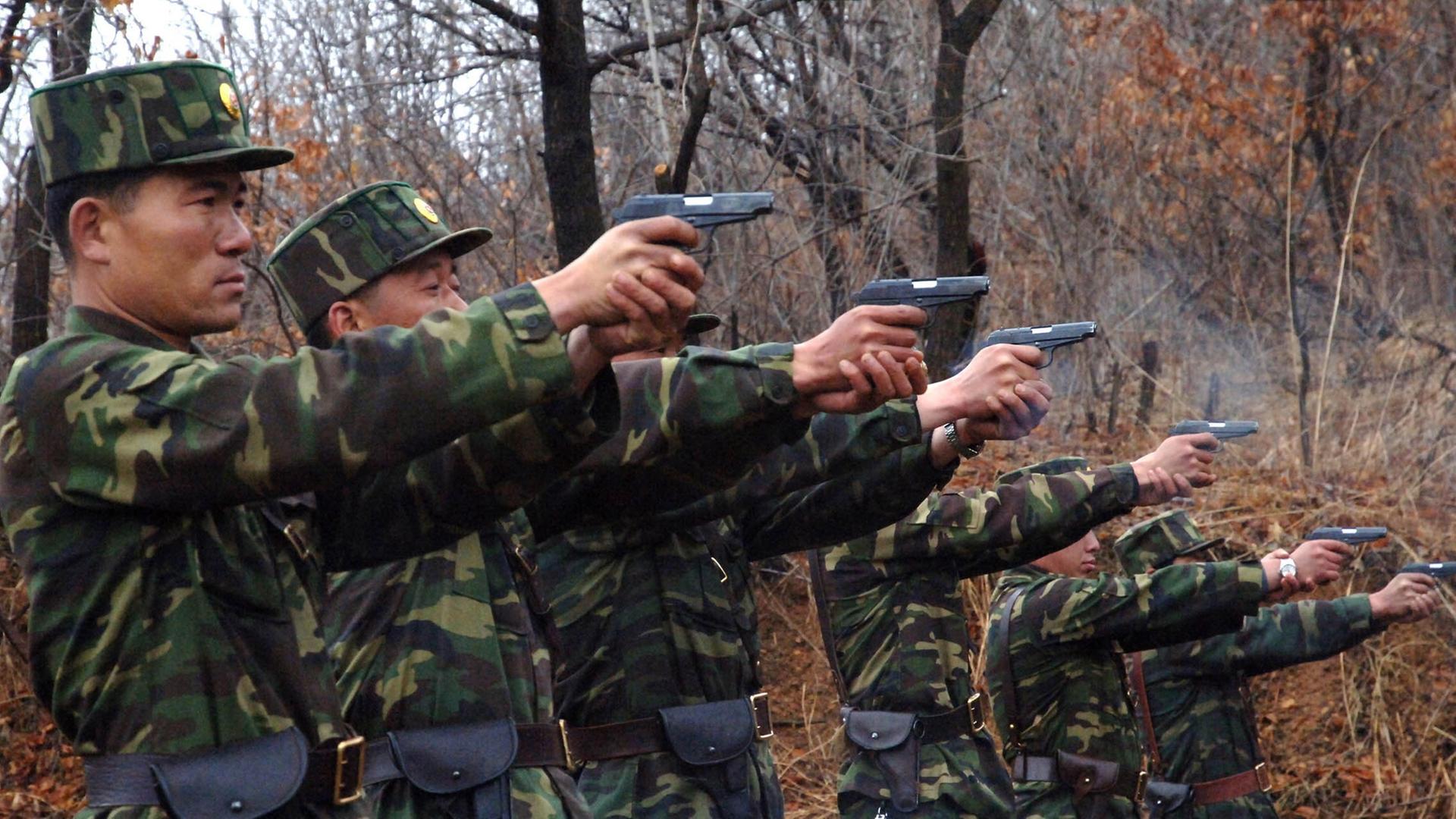 Norkoreanische Soldaten bei einer Schiessuebung, Archivbild