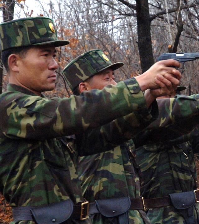 Norkoreanische Soldaten bei einer Schiessuebung, Archivbild